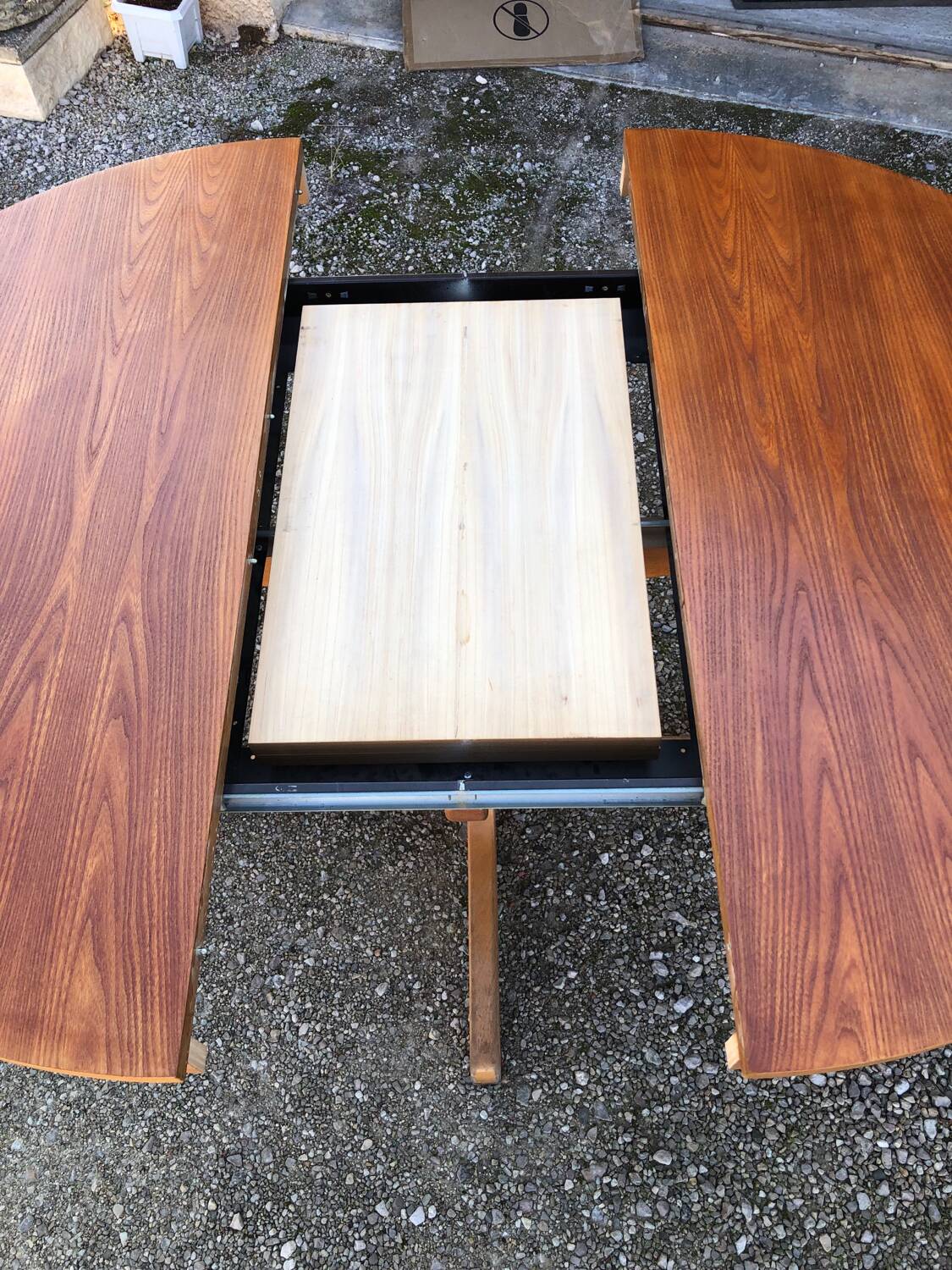 Baumann extendable round table