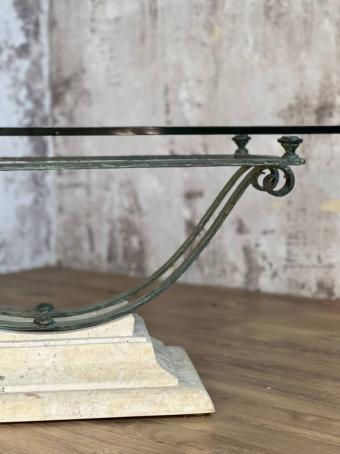 Table basse en verre et métal patine antique