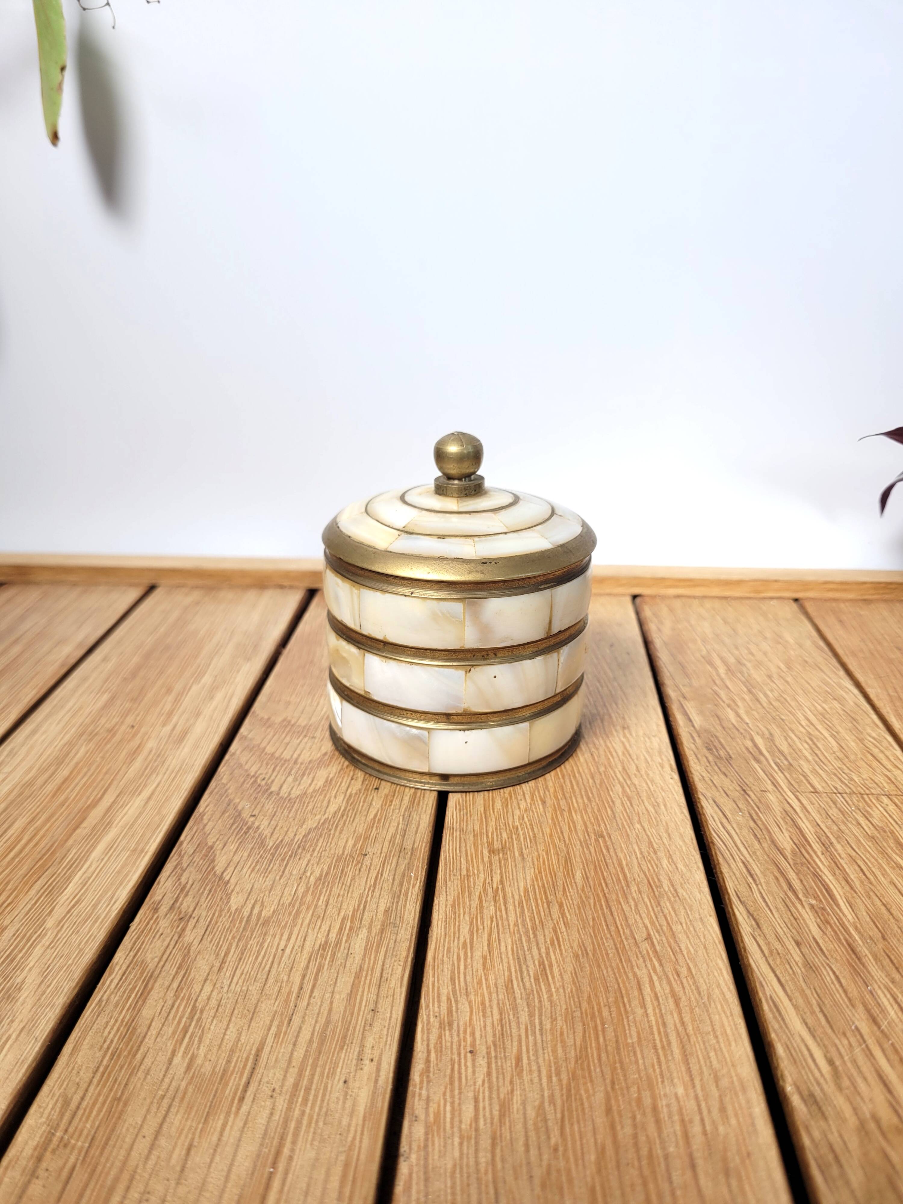 Small round box in mother-of-pearl and brass
