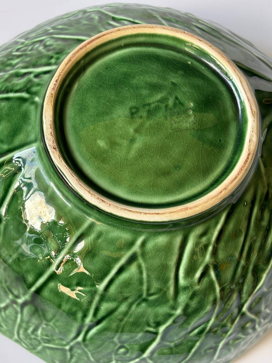 Cabbage leaf salad bowl with slip