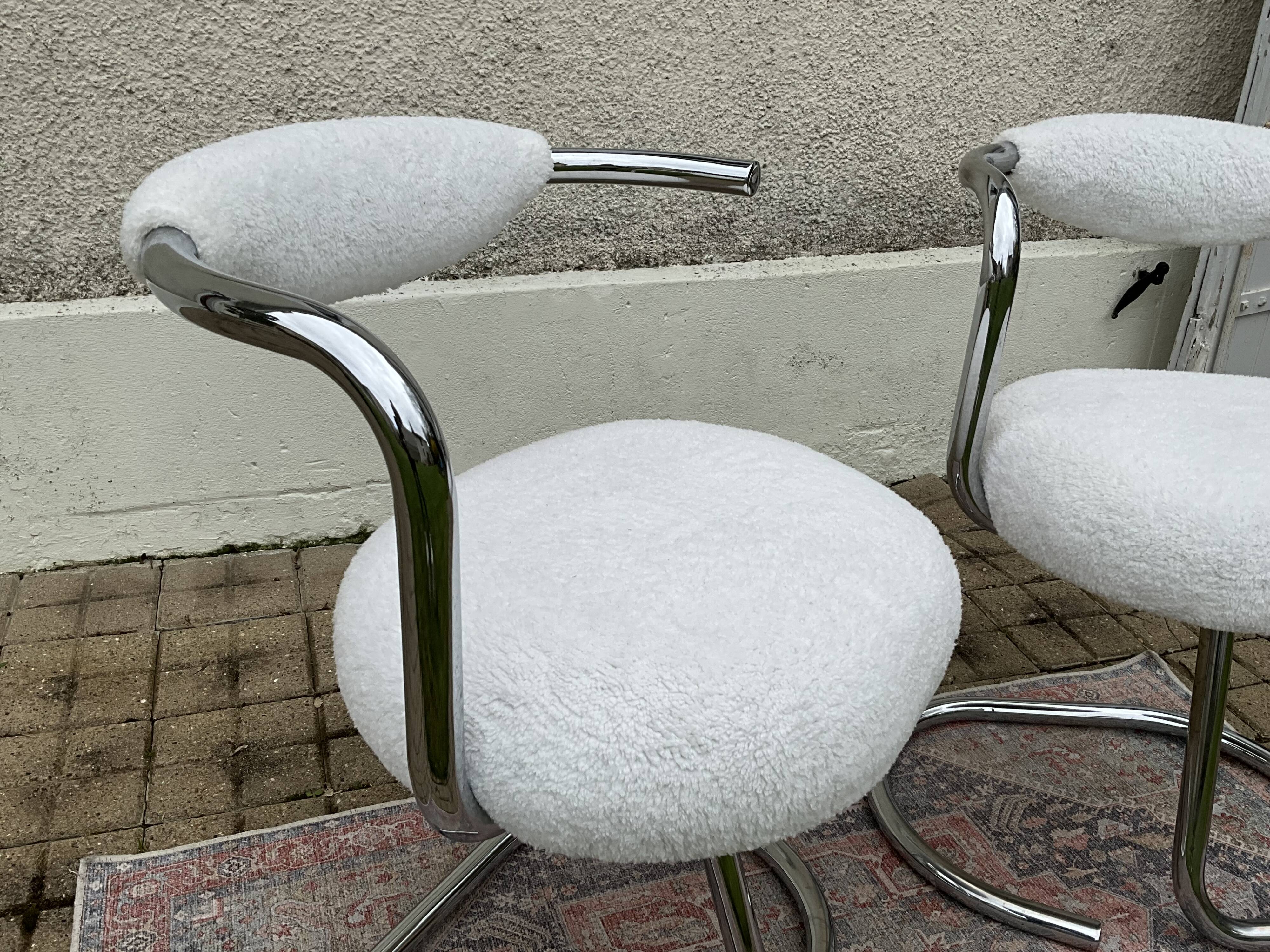 Pair of cobra chair by Giotto  Stoppino