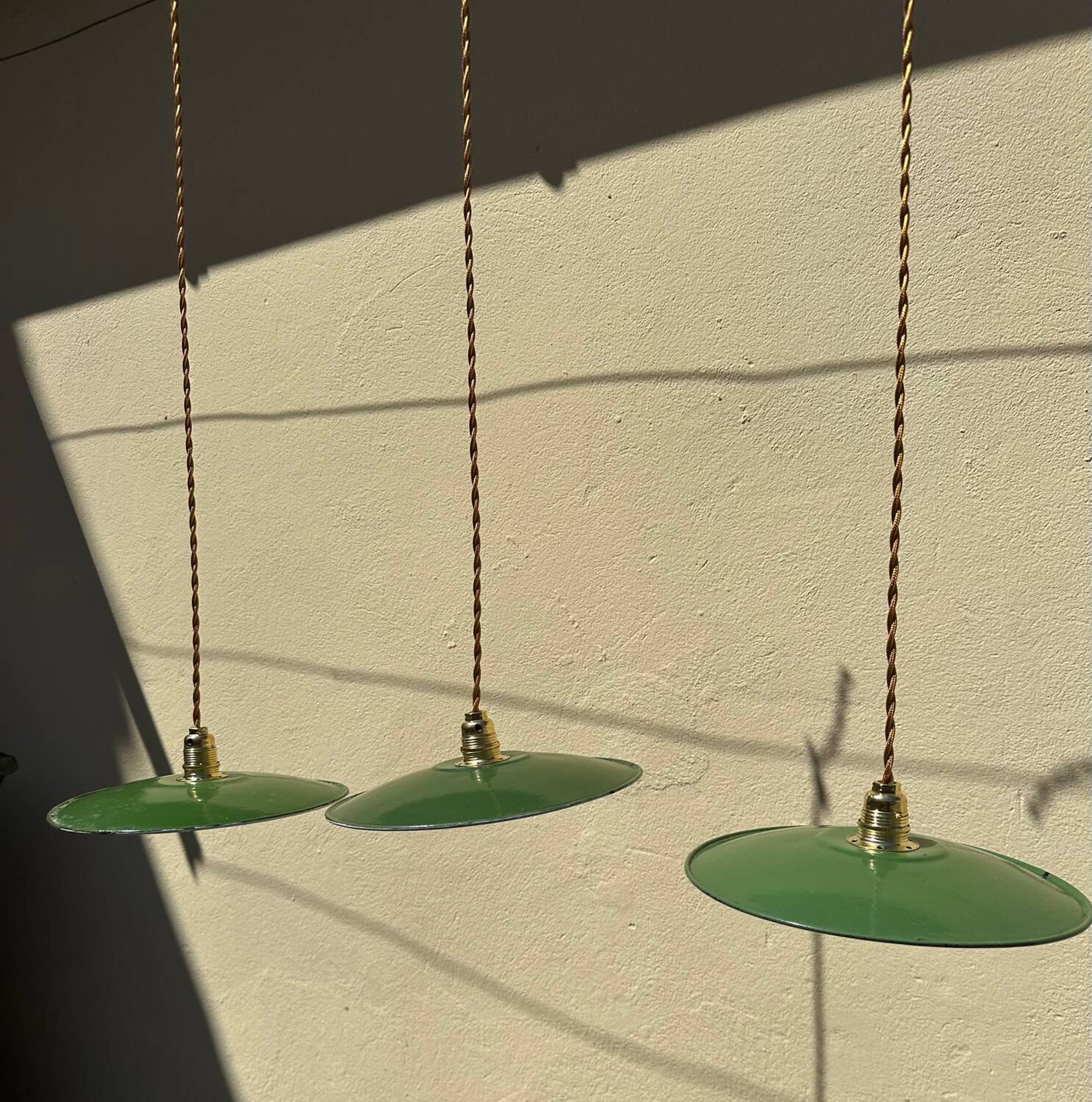 Vintage trio suspension lampshade in green and white enamelled metal.