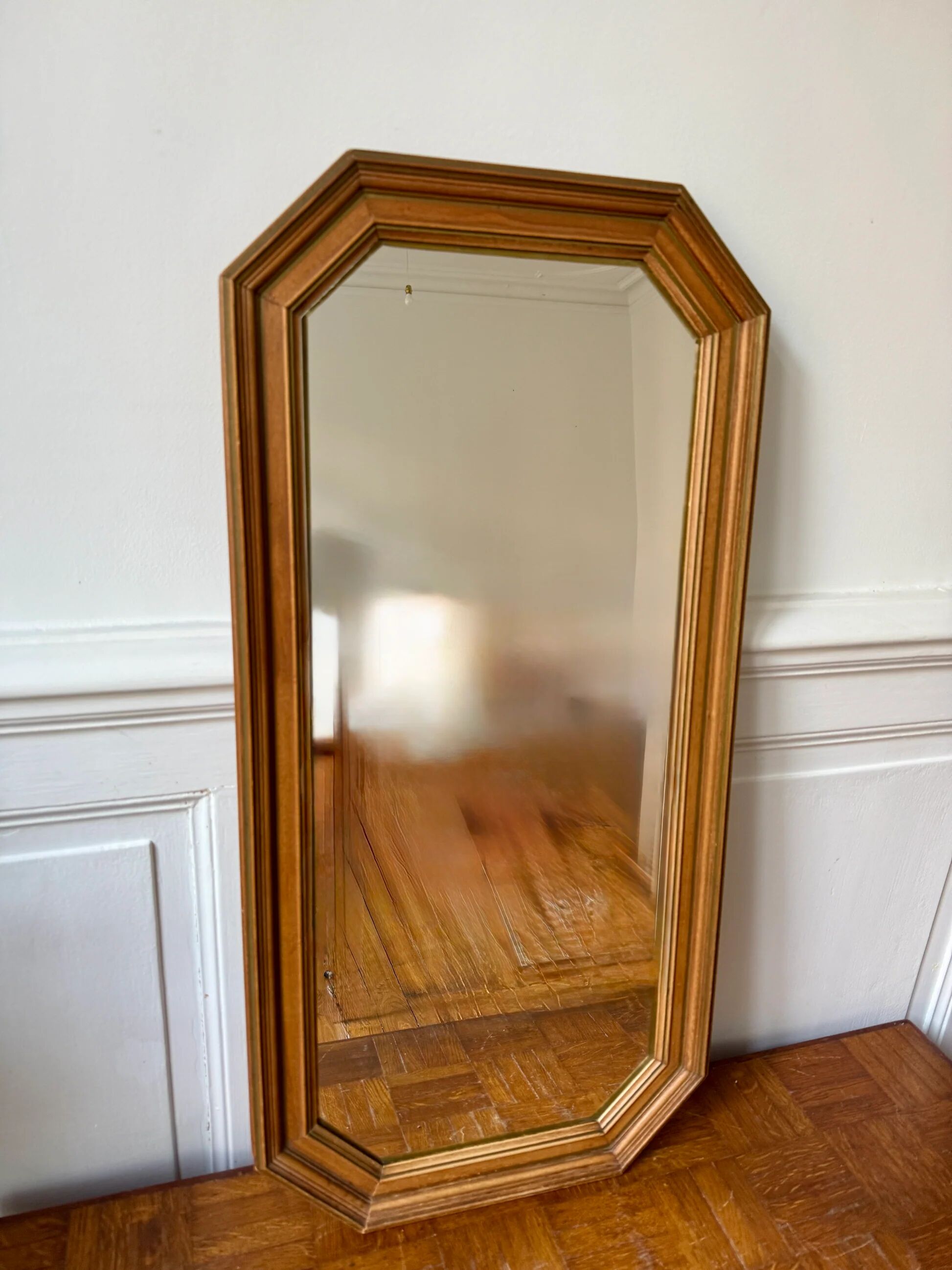 Miroir octogonal nervuré en bois doré