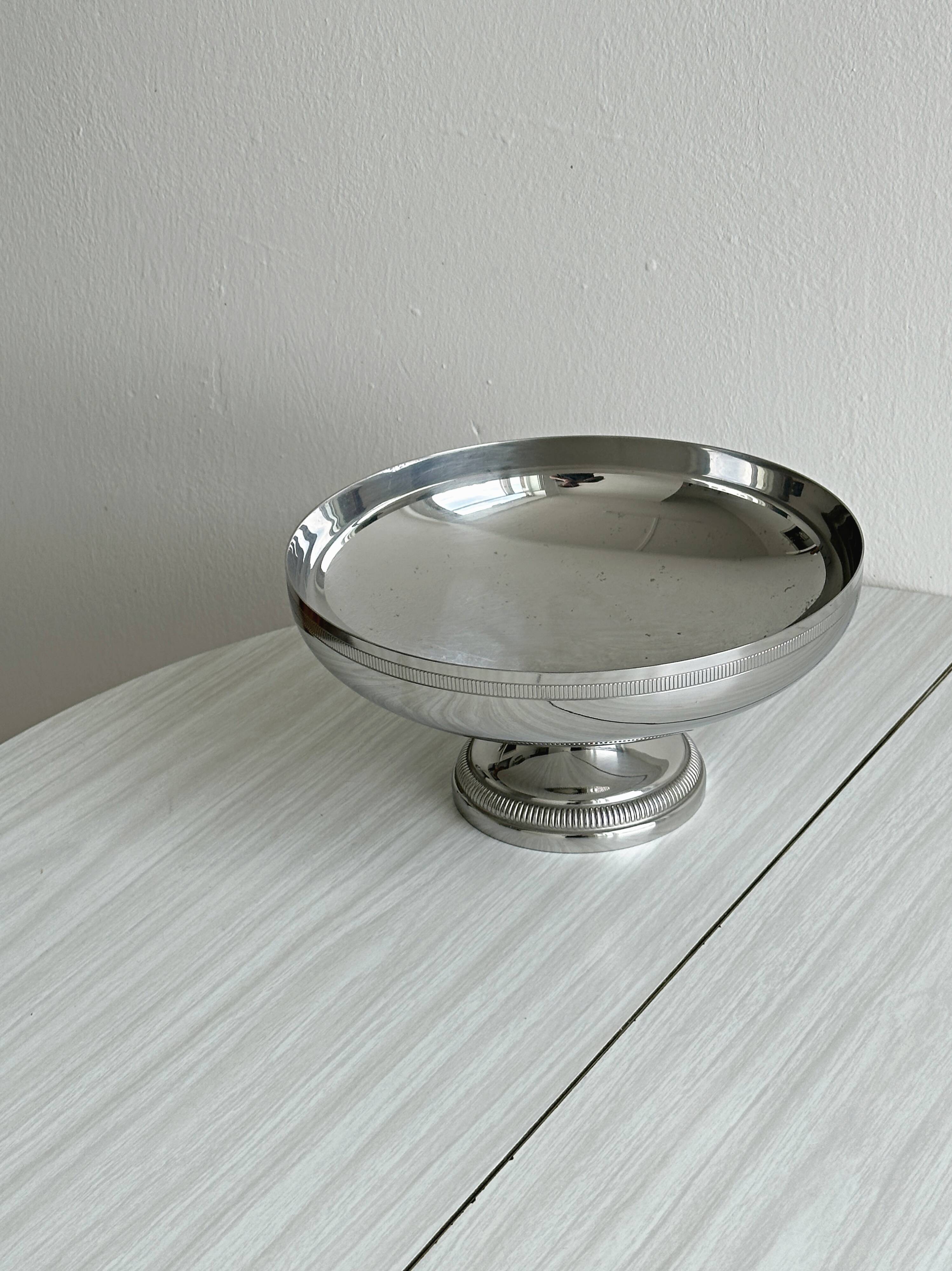 Coupe sur pied en métal inox argenté