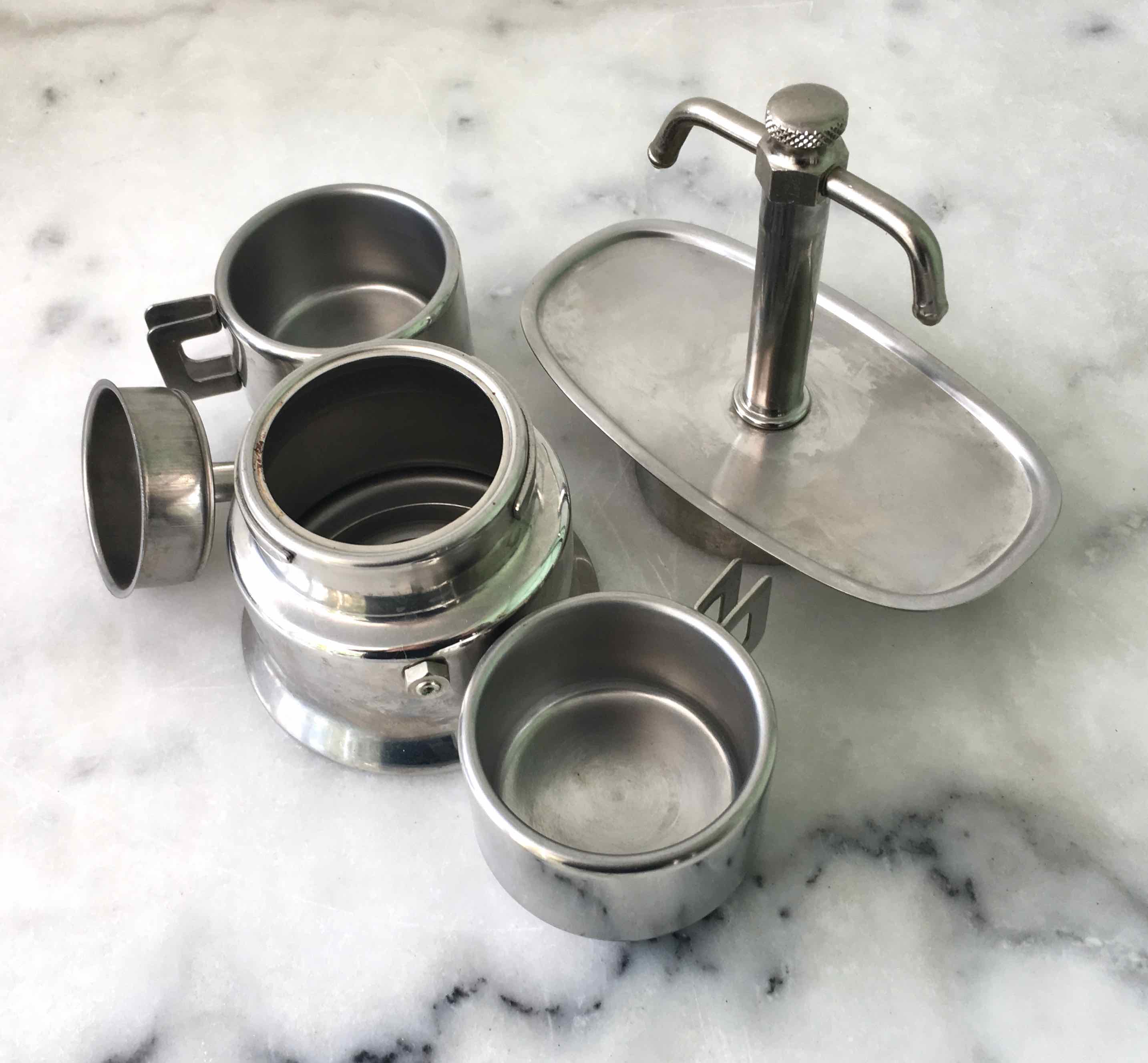 Cafetière italienne et tasses en inox