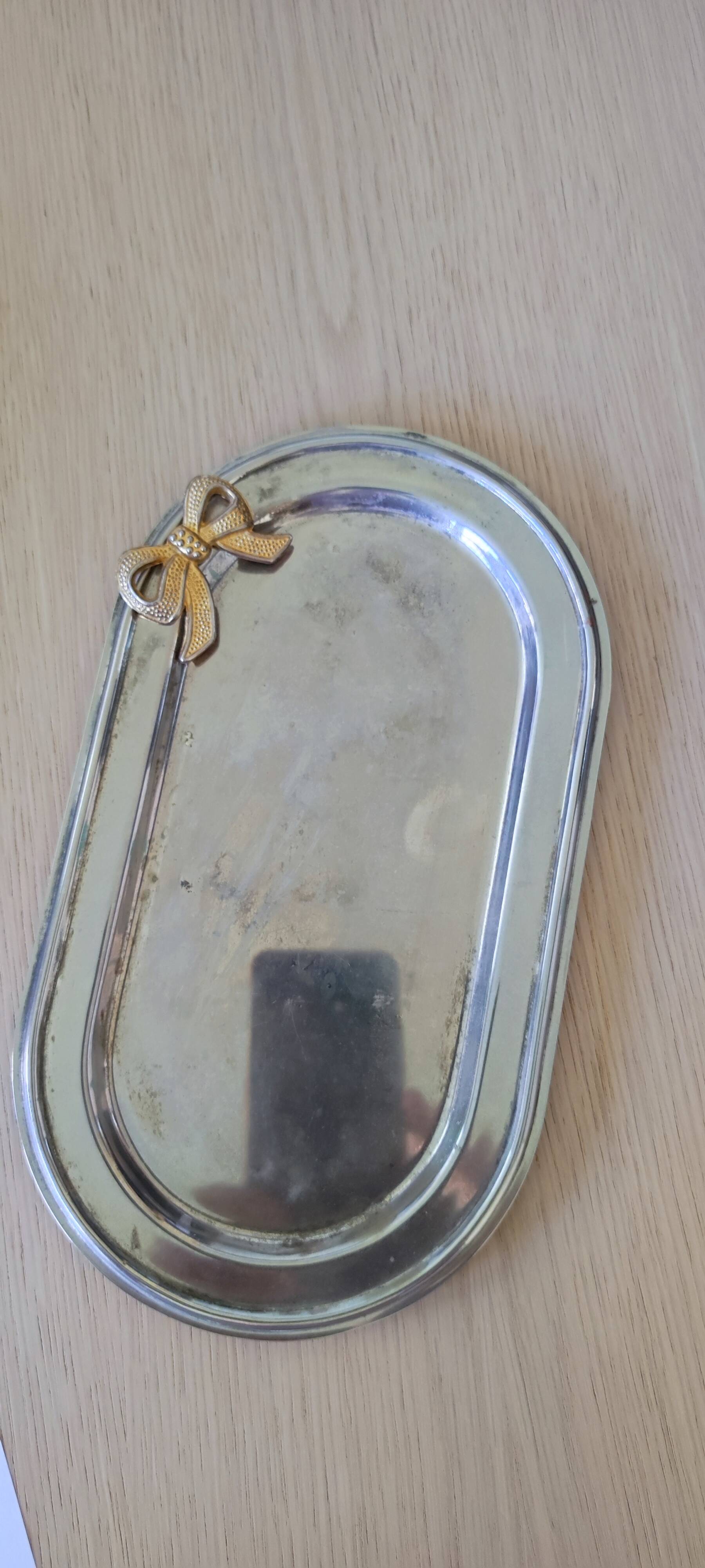 Plateau en métal avec noeud