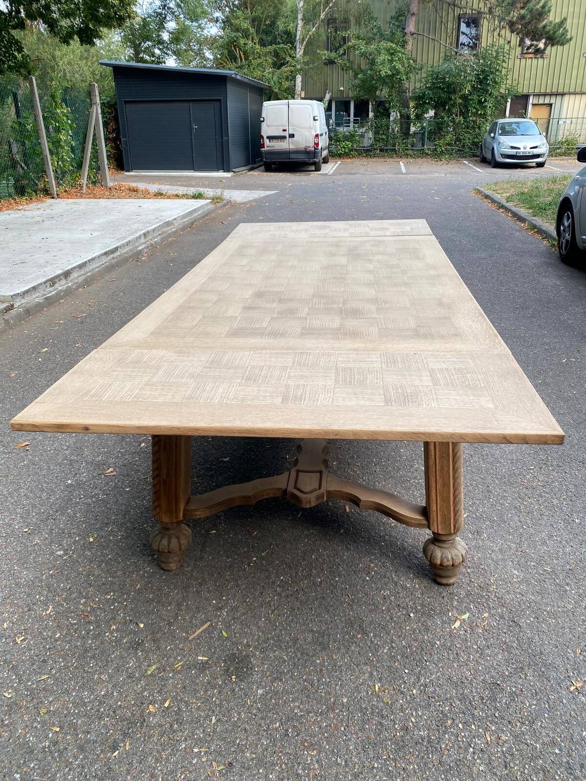 Table à manger extensible Louis XIII décapée en chêne années 50