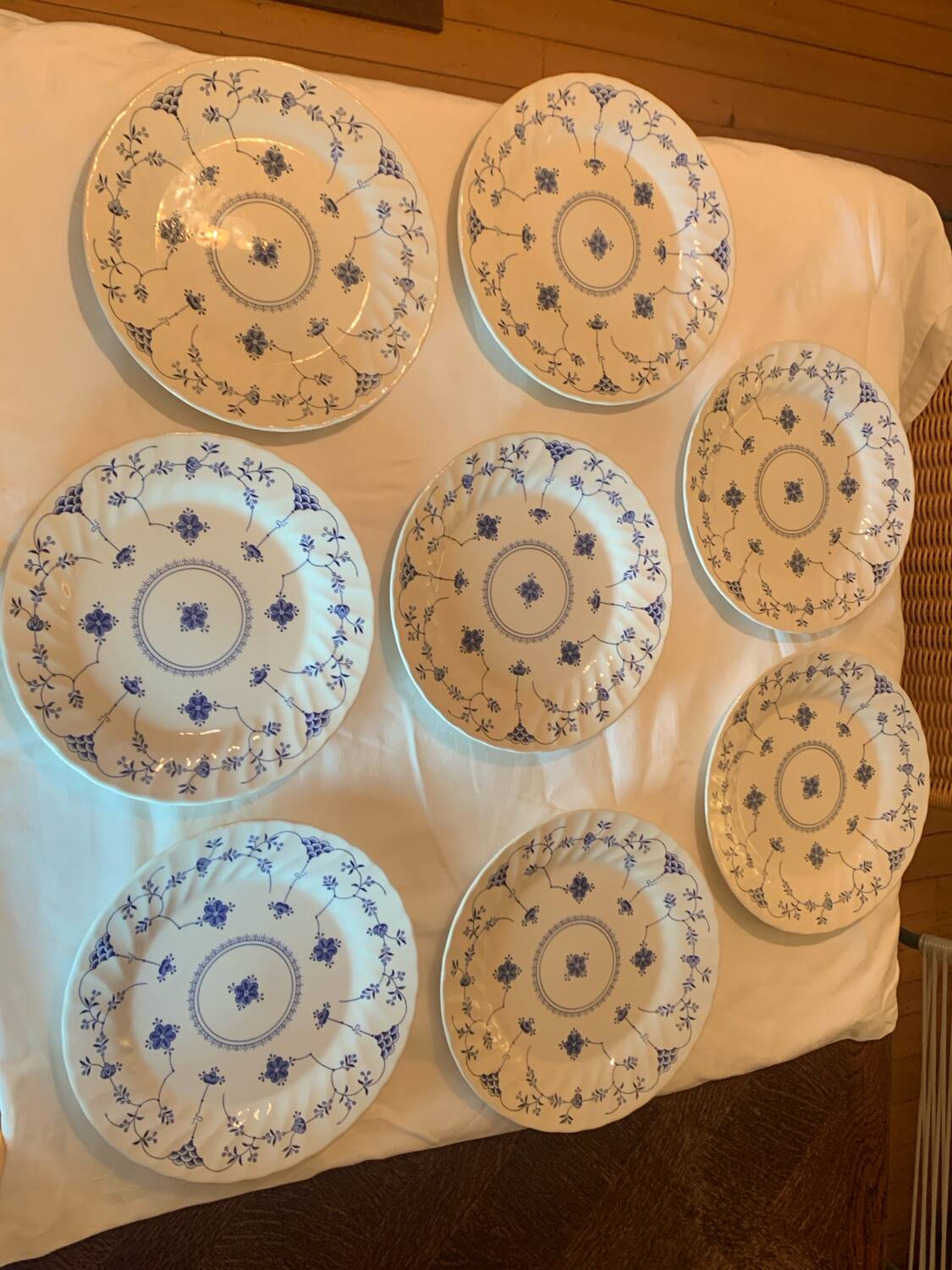 Set of 8 vintage plates
