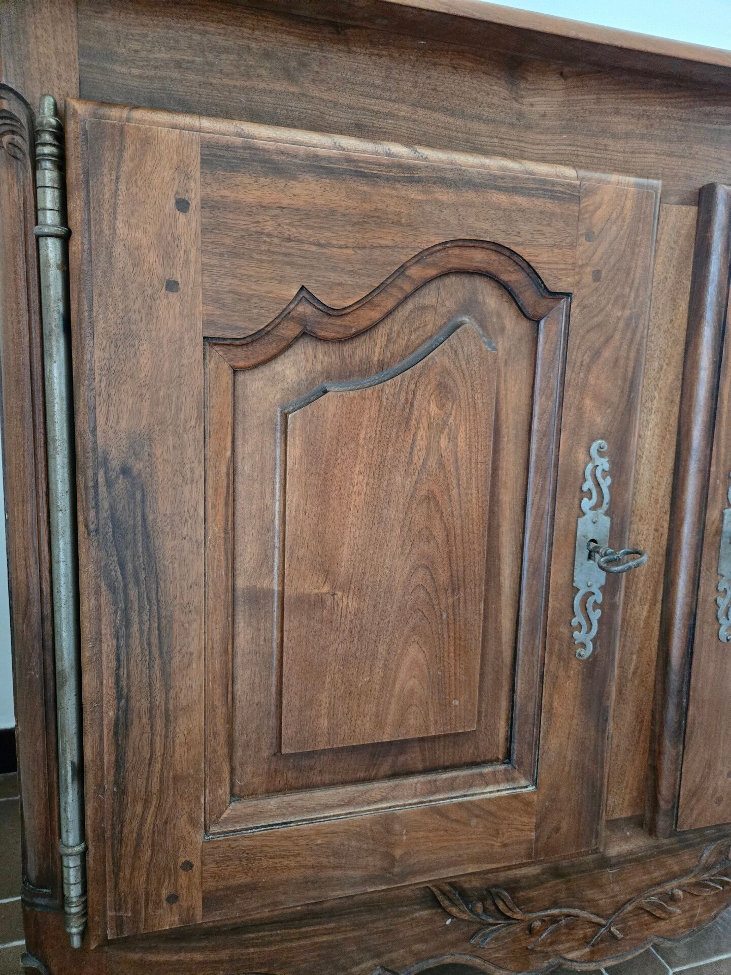 Antique Louis XV style buffet in solid wood.