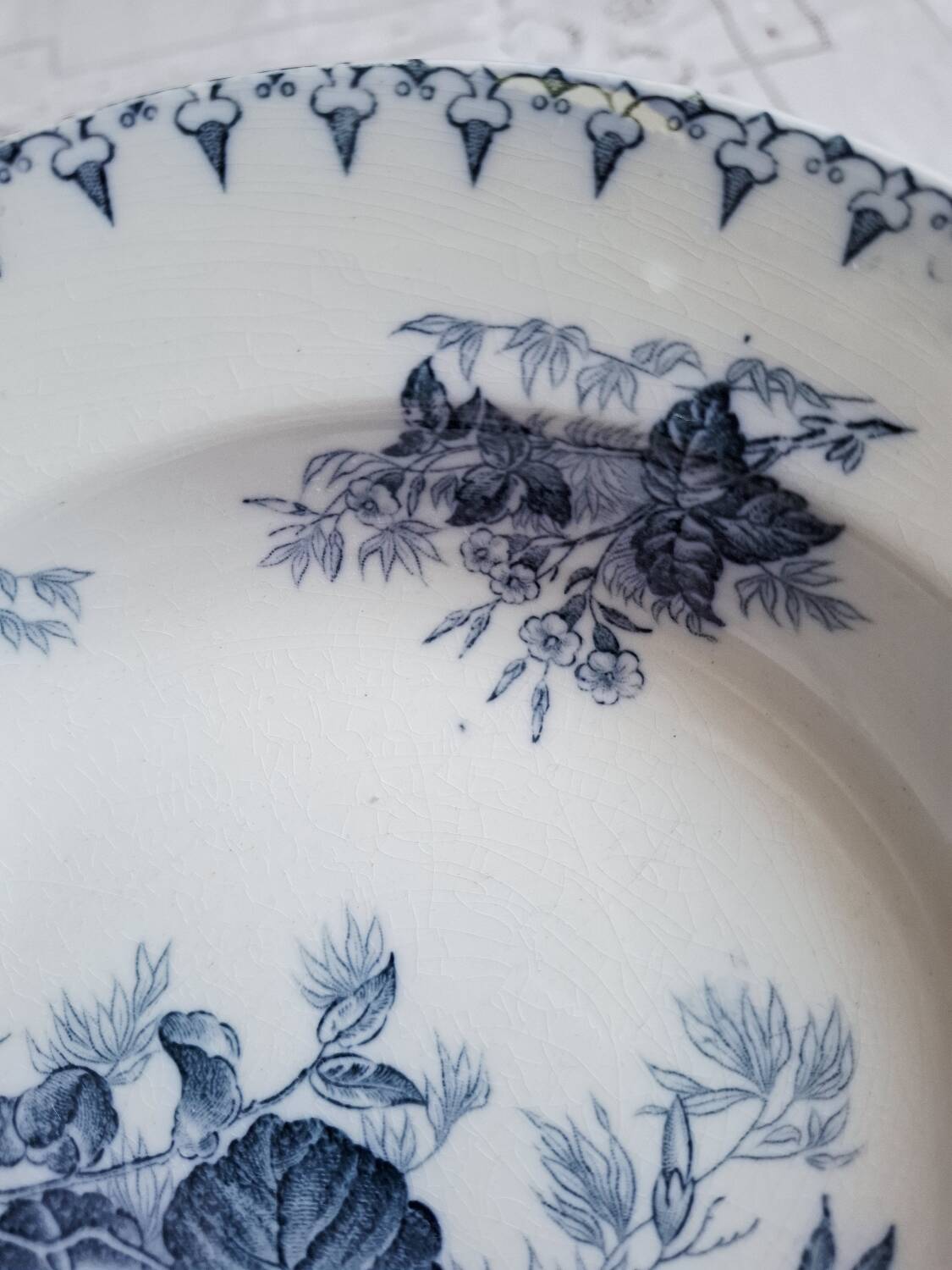 Antique deep plates in ironstone with a soup tureen.