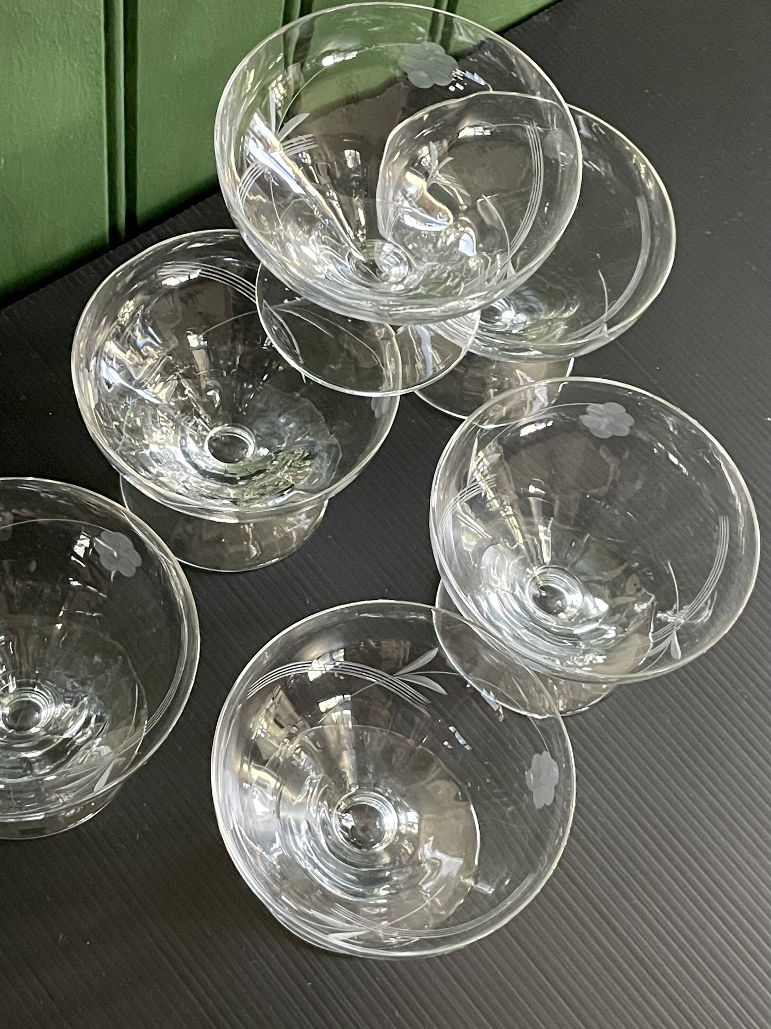 Set of 6 vintage cups in very good condition.