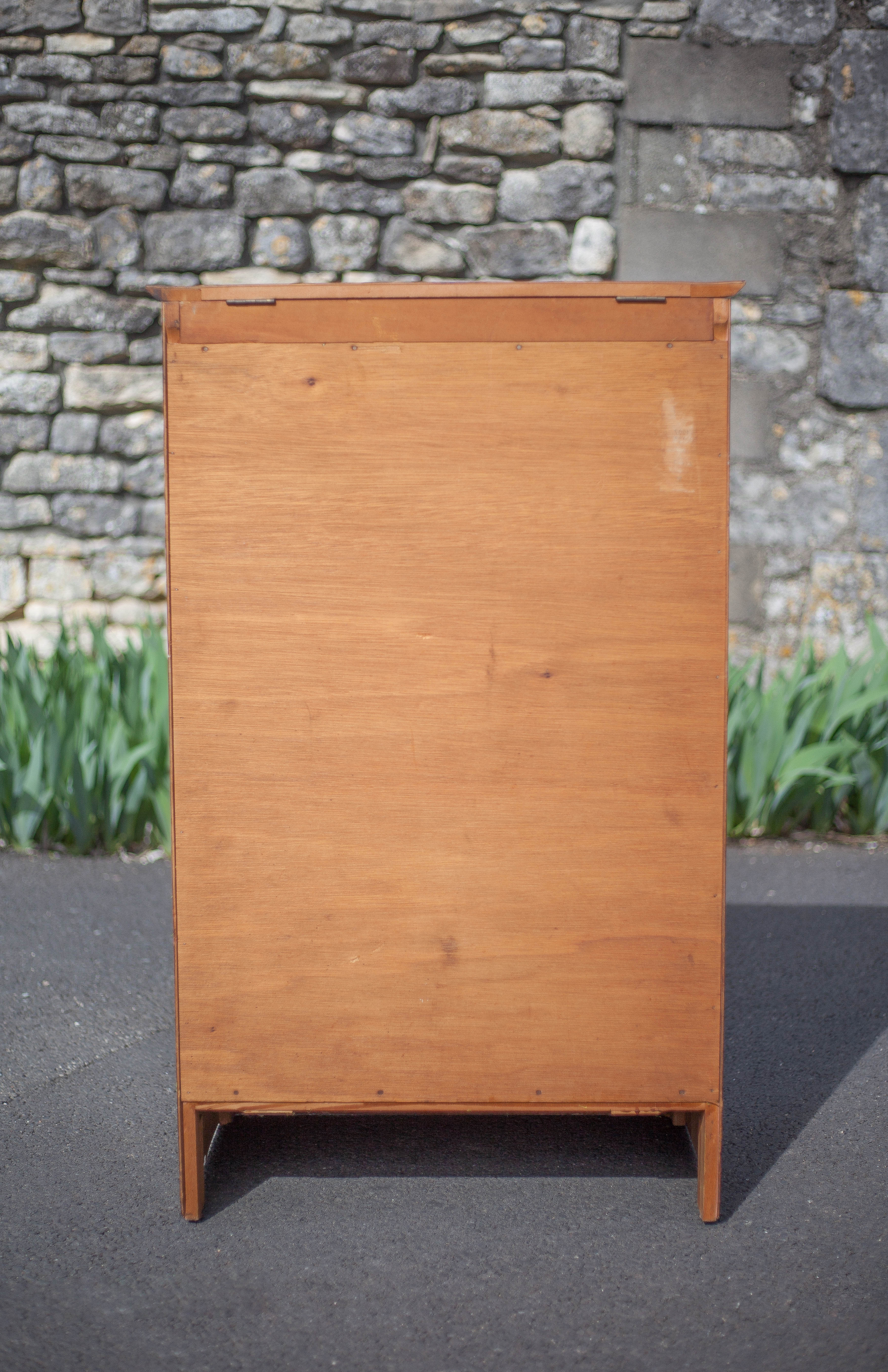 Chest of drawers with integrated mirror