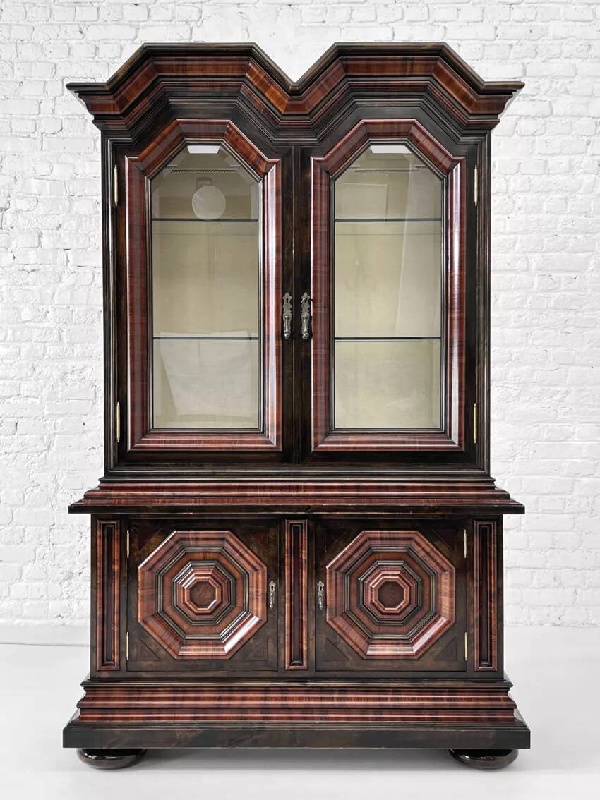 Vitrine ancienne en bois, verre biseauté et velours