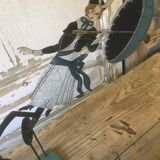 Femme au parapluie en métal, pendulaire