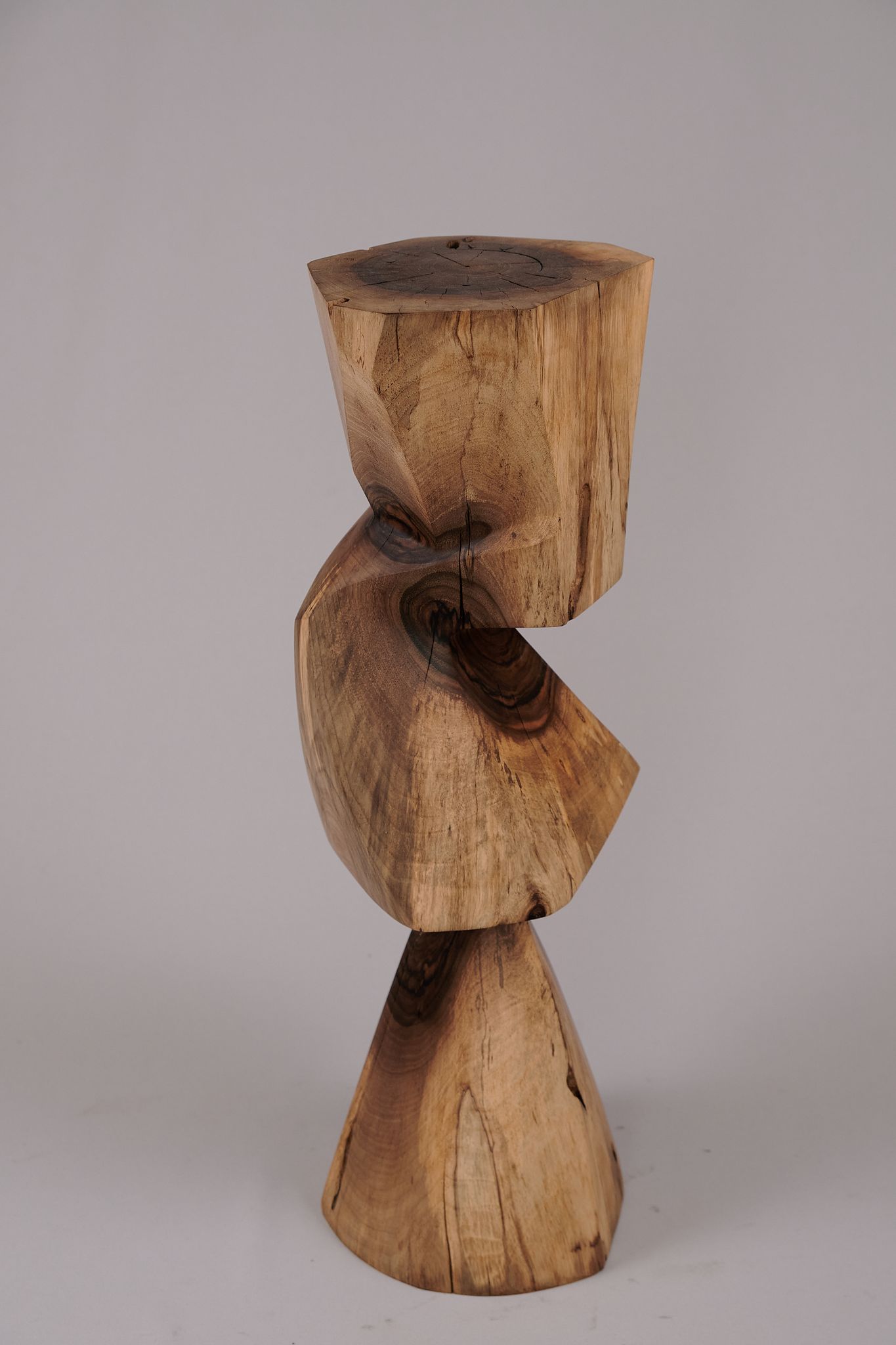 Table d’appoint sculpturale en bois massif, design contemporain original, logniture