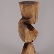 Table d’appoint sculpturale en bois massif, design contemporain original, logniture