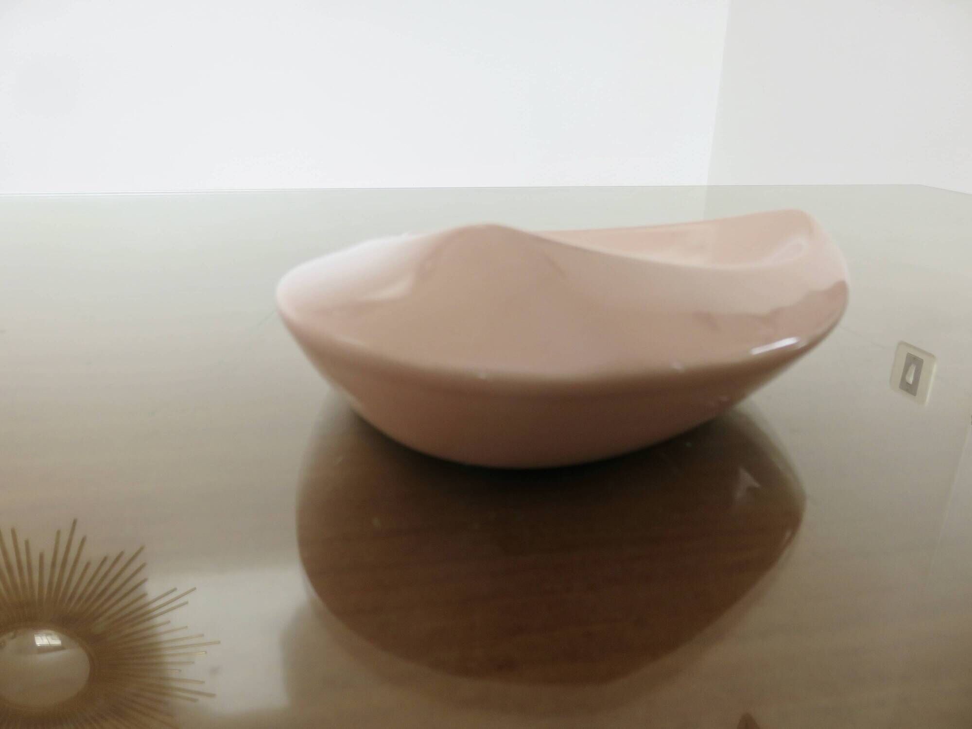 Vide poche en céramique rose de forme libre, 1950, vintage