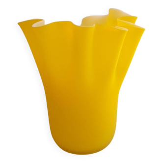 Vase mouchoir en opaline jaune satinée