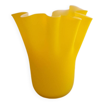 Vase mouchoir en opaline jaune satinée
