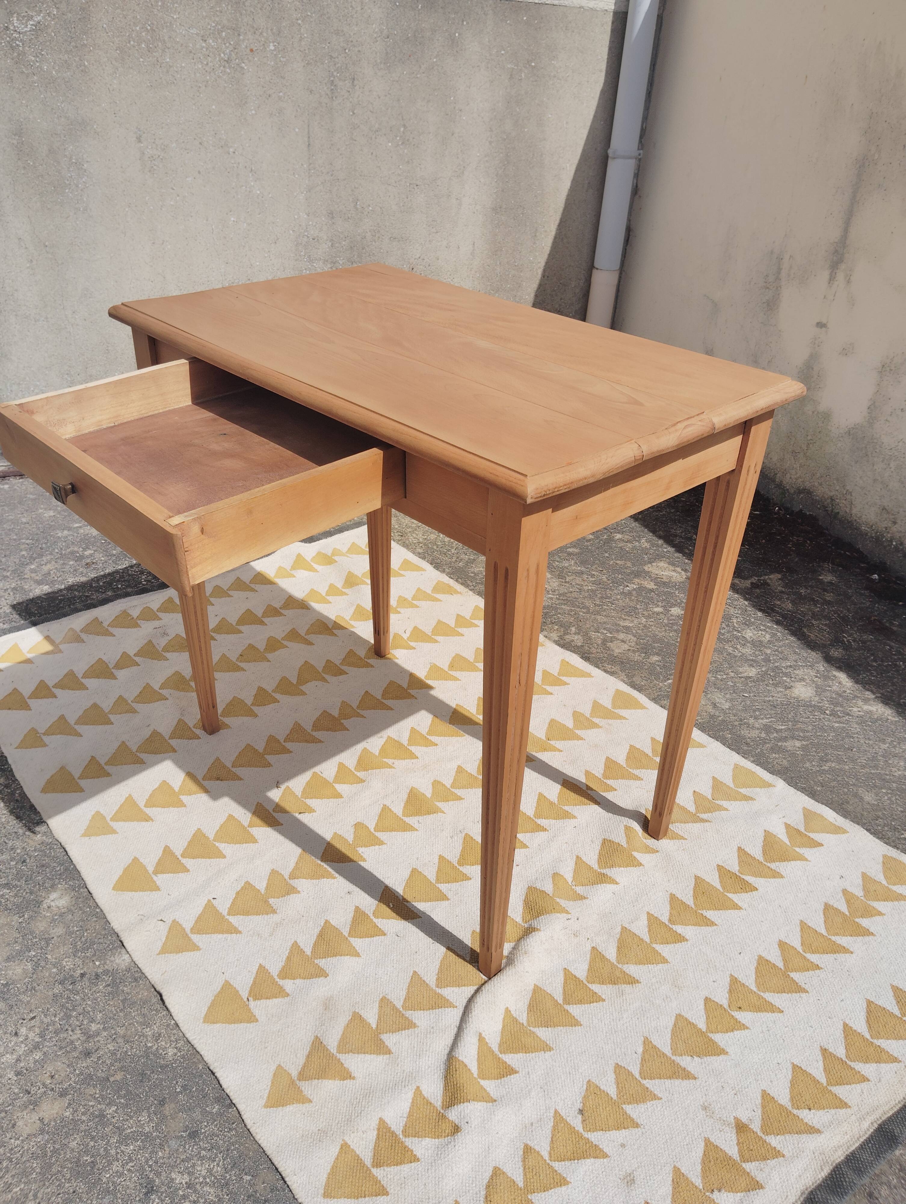 Table d'appoint ou bureau hêtre massif
