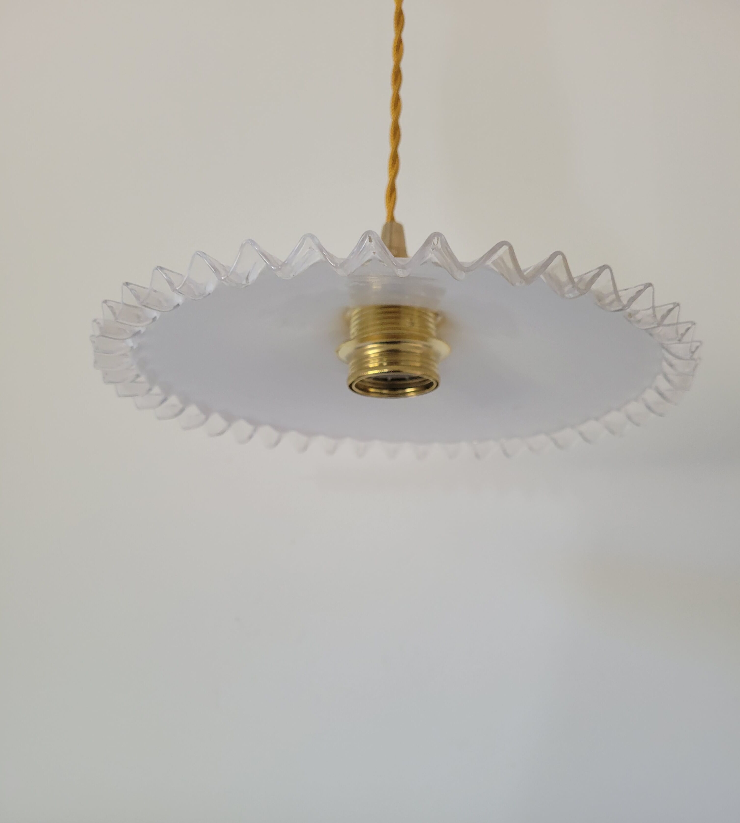 Serrated opaline suspension