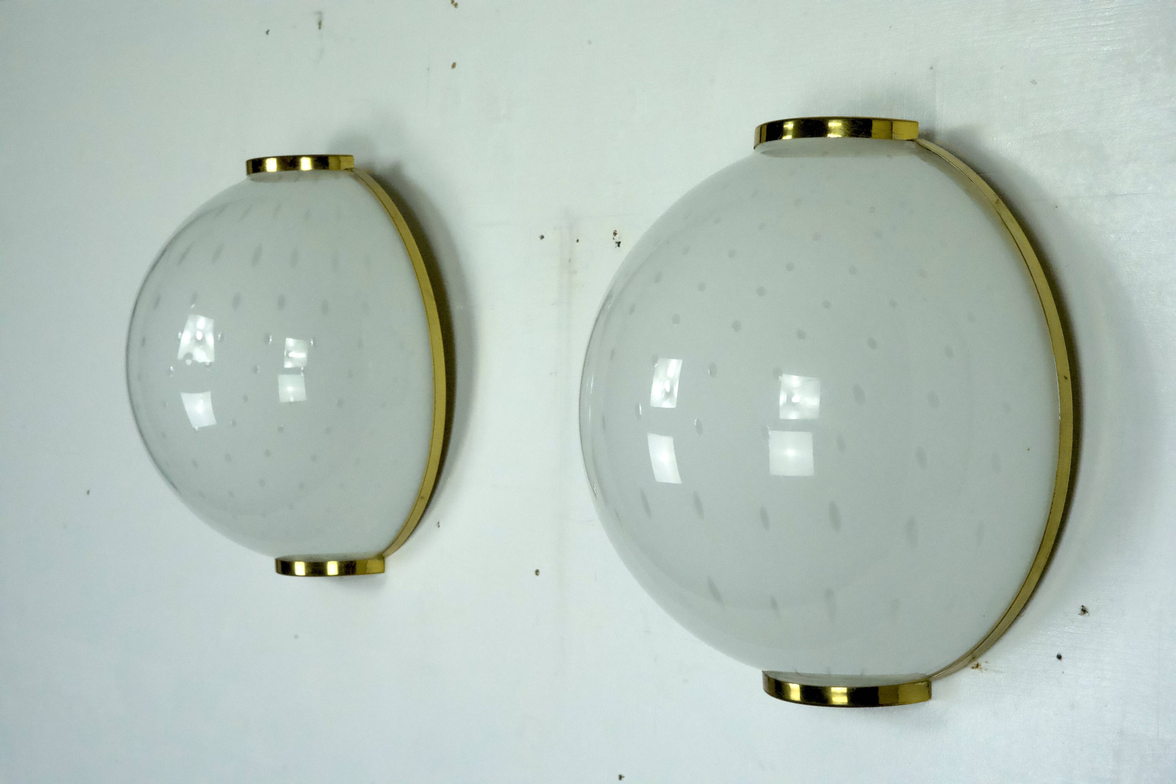 Paire de grandes appliques rondes en verre bullicante de Murano avec laiton. Italie années 1970