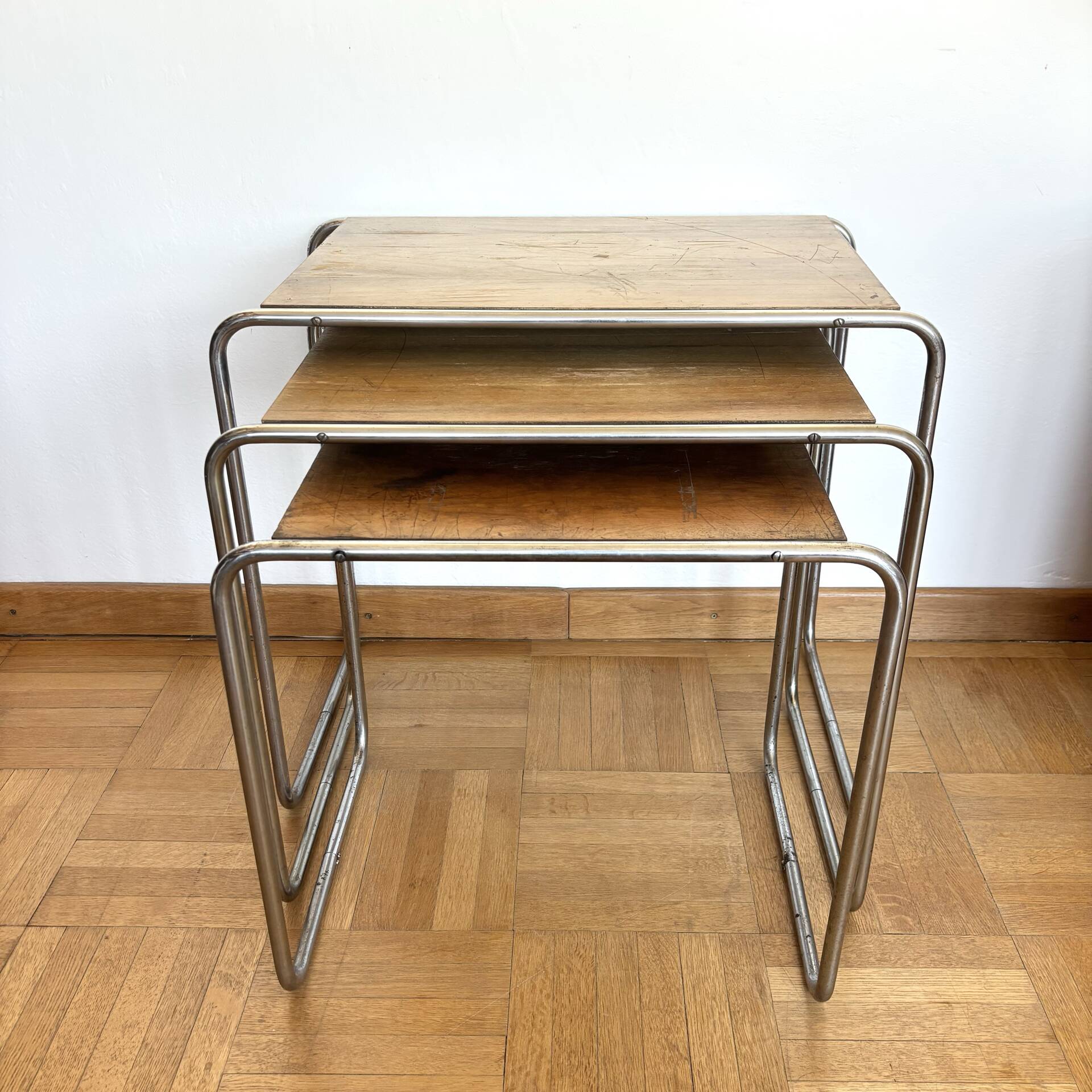 Functionalist nesting tables B9