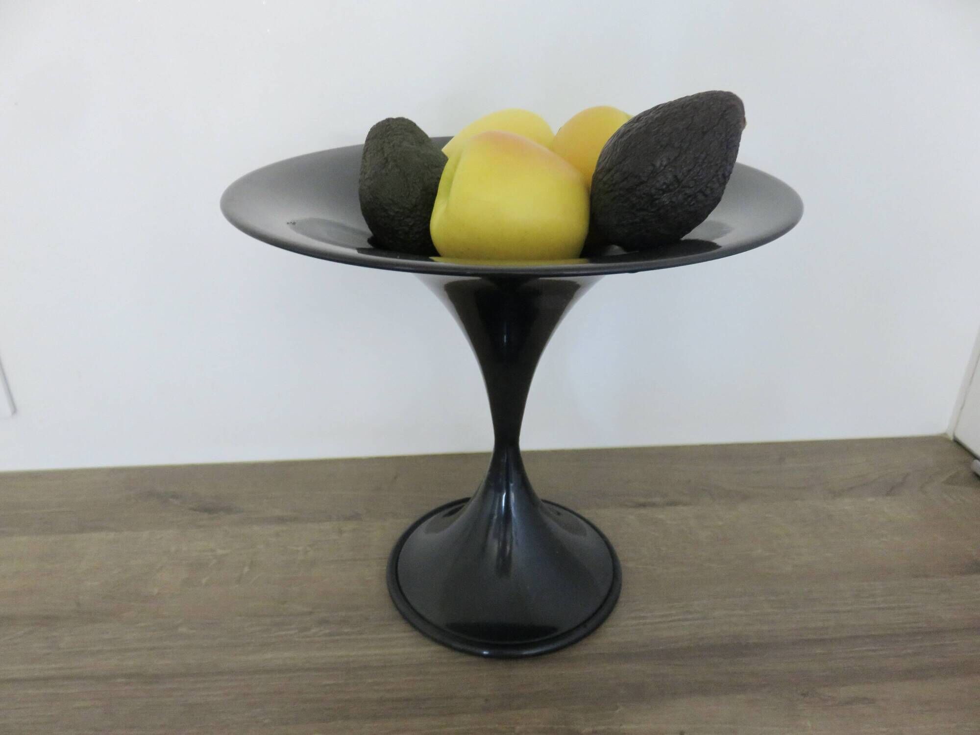 "Diabolo" fruit bowl with tulip base, made of metal, 1970s 80s.