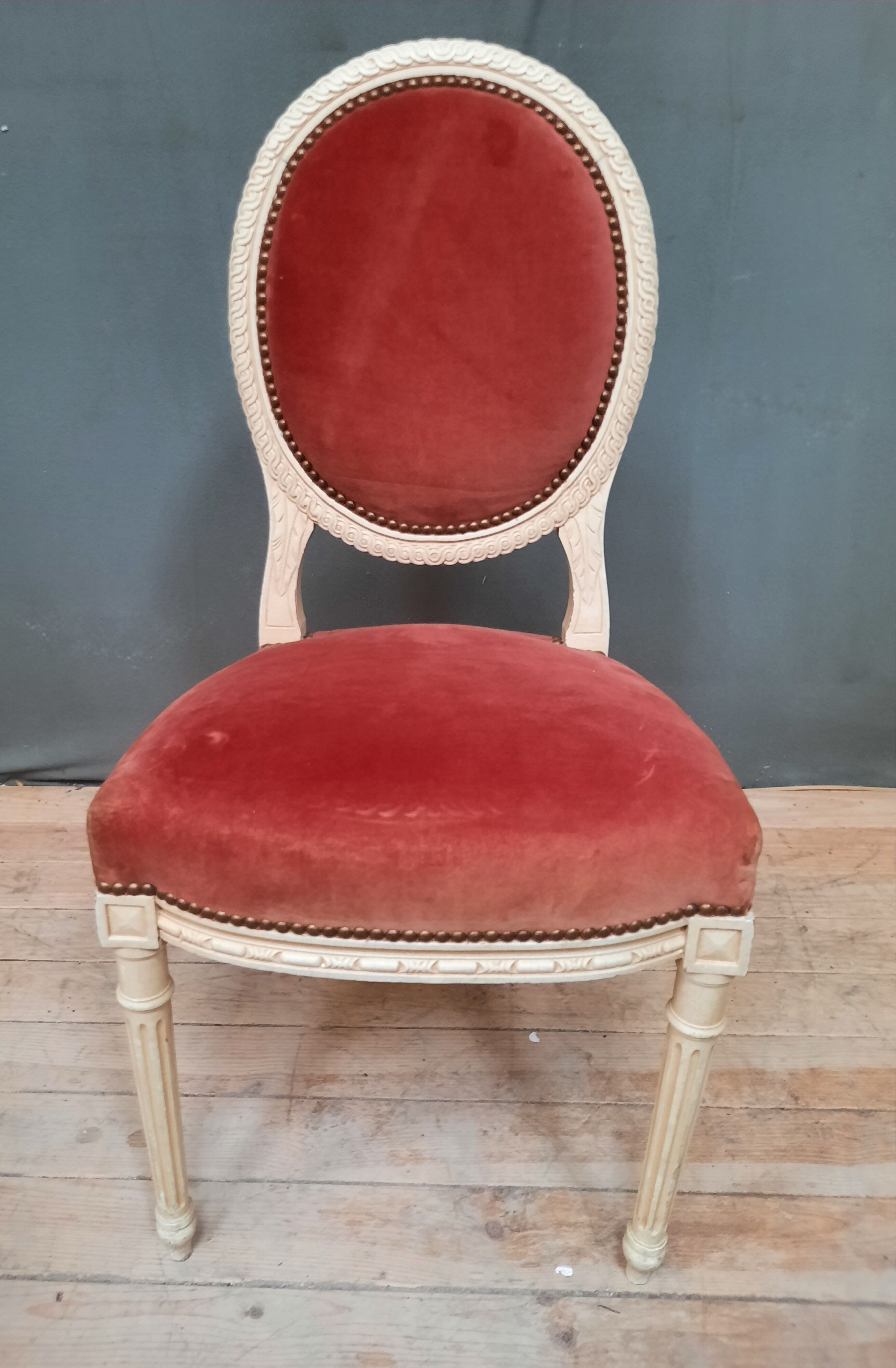 Chaise laquée blanche de style Louis XVI