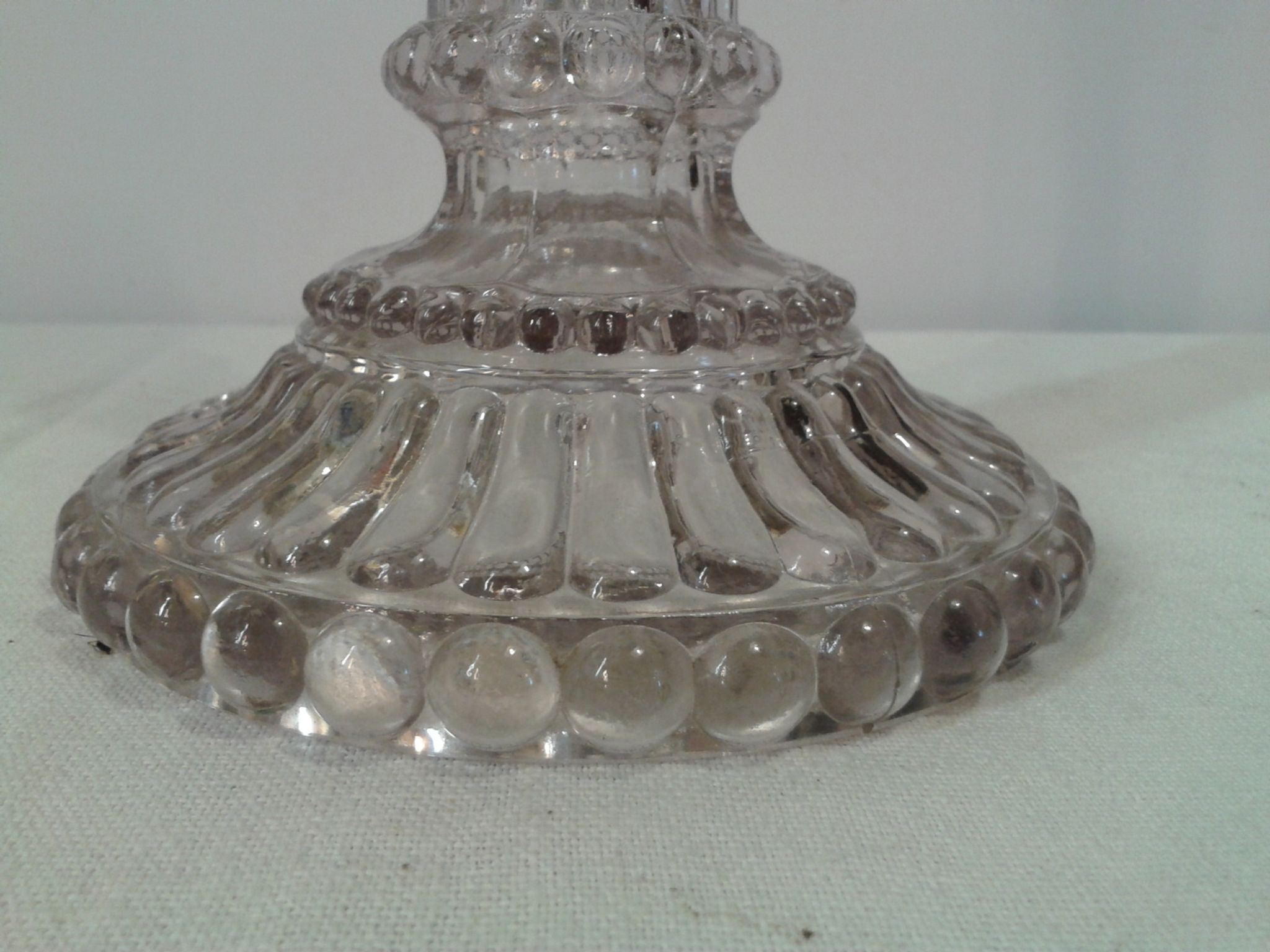 Bougeoir ancien en verre pressé-moulé fin  XIXe