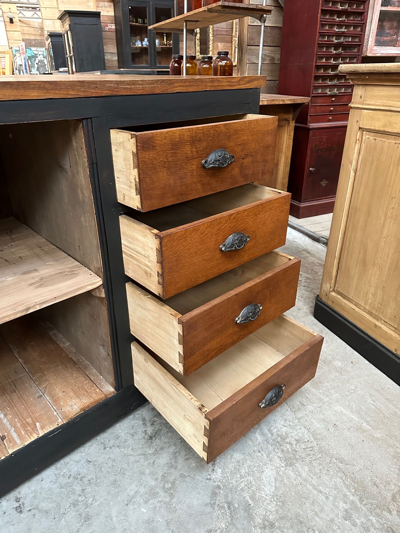 Counter early twentieth oak