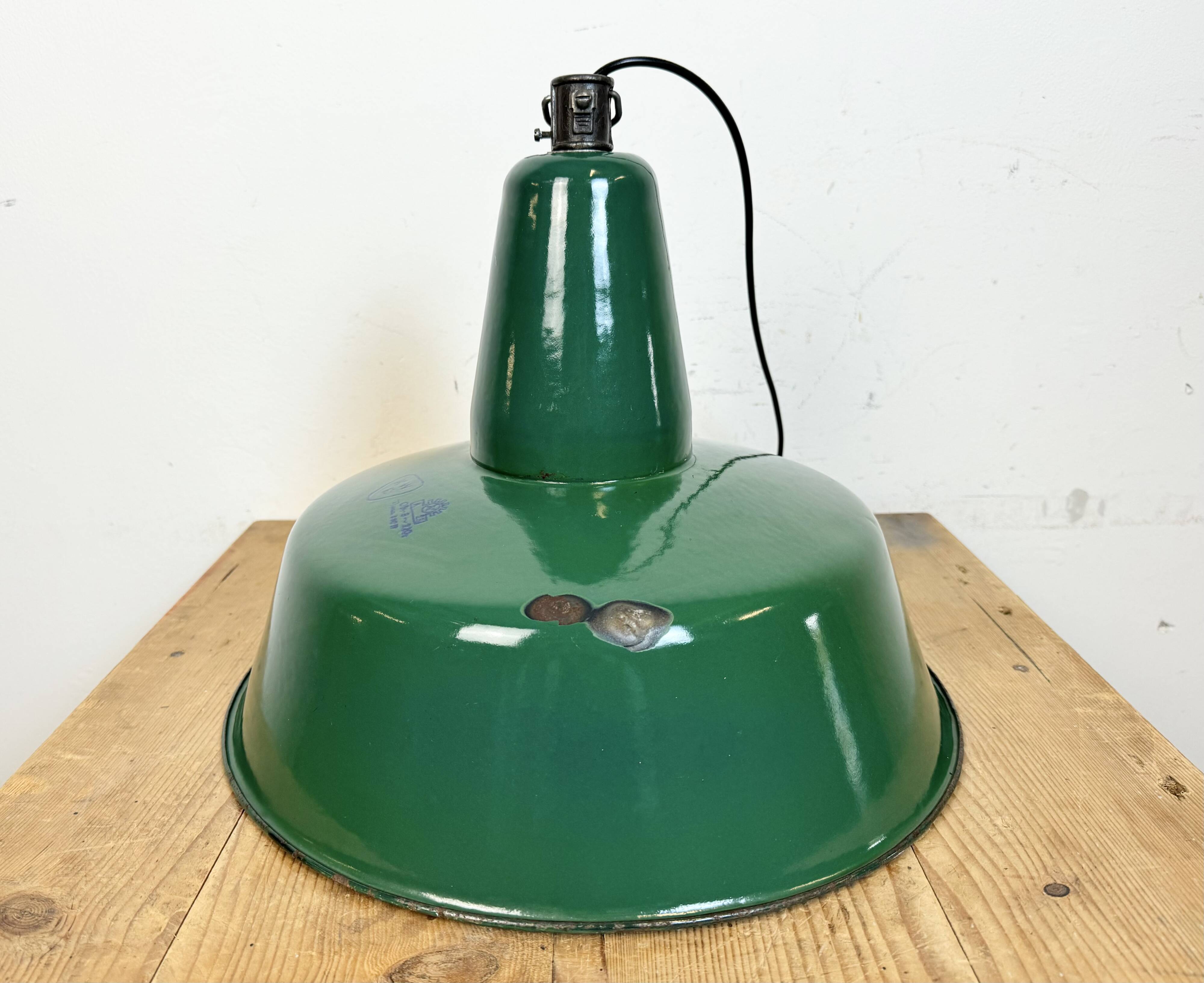 Grande Lampe à Suspension Industrielle en Émail Vert, 1960s