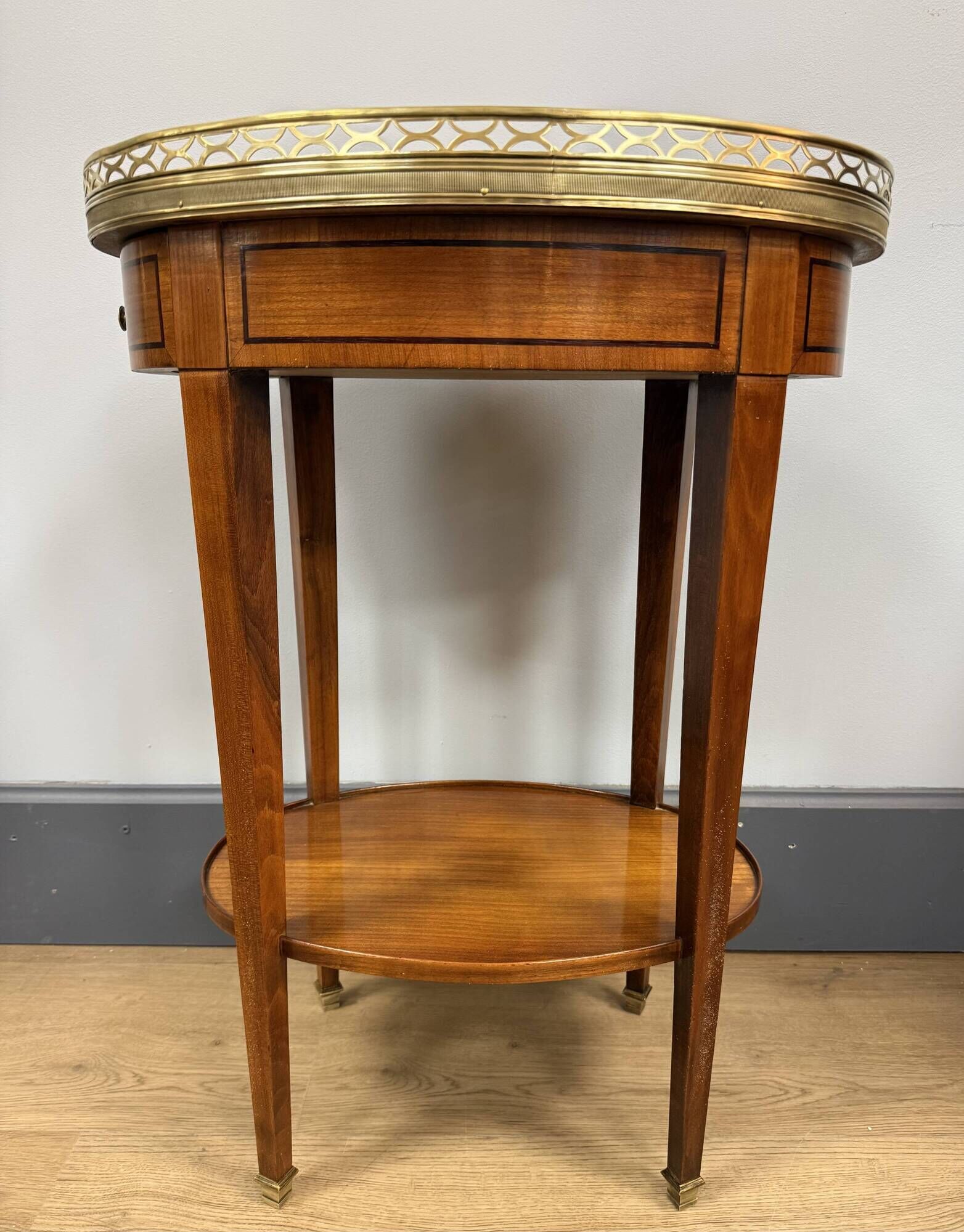 Oval bouillotte table