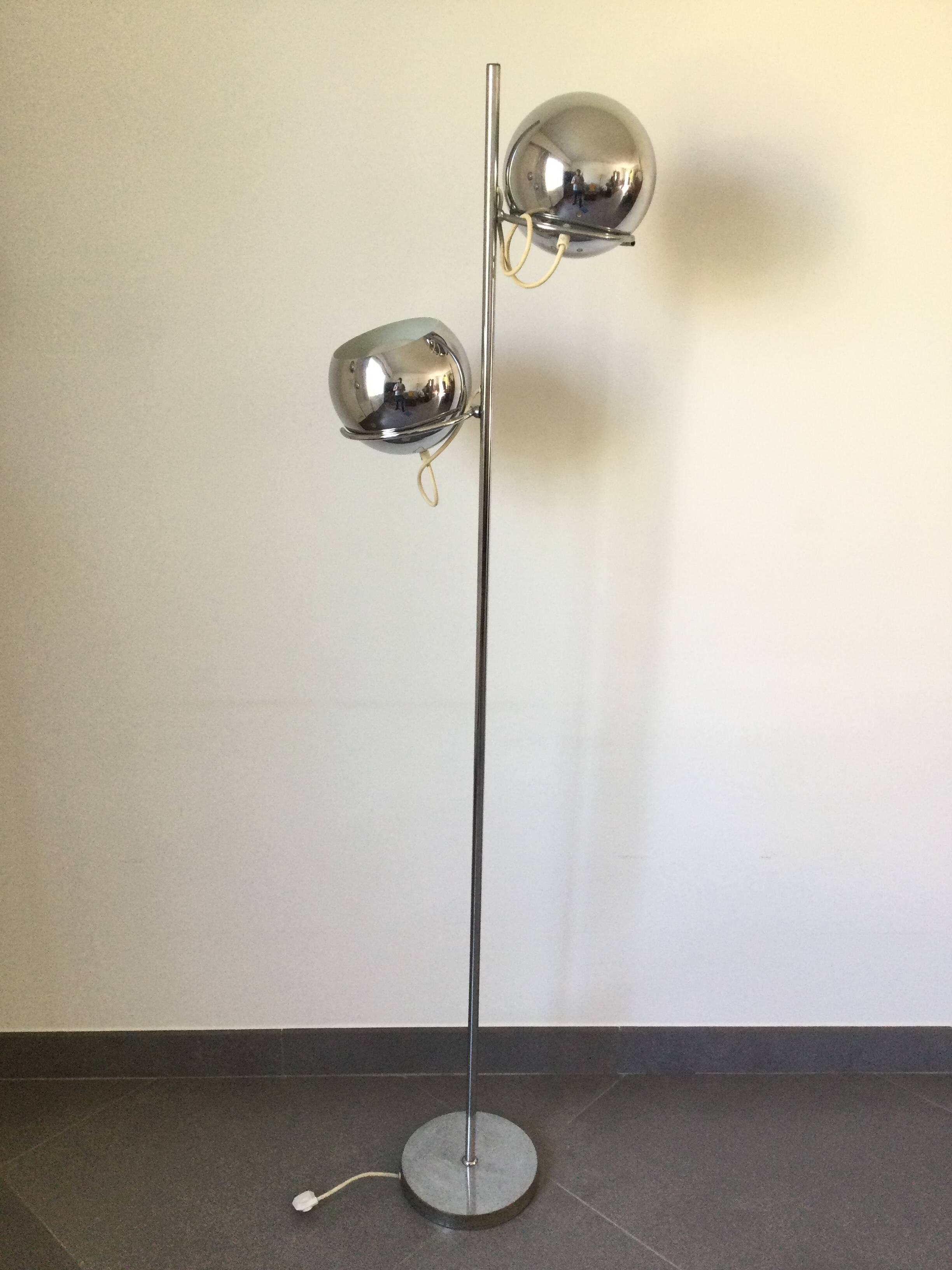Eyeball floor lamp in chromed metal