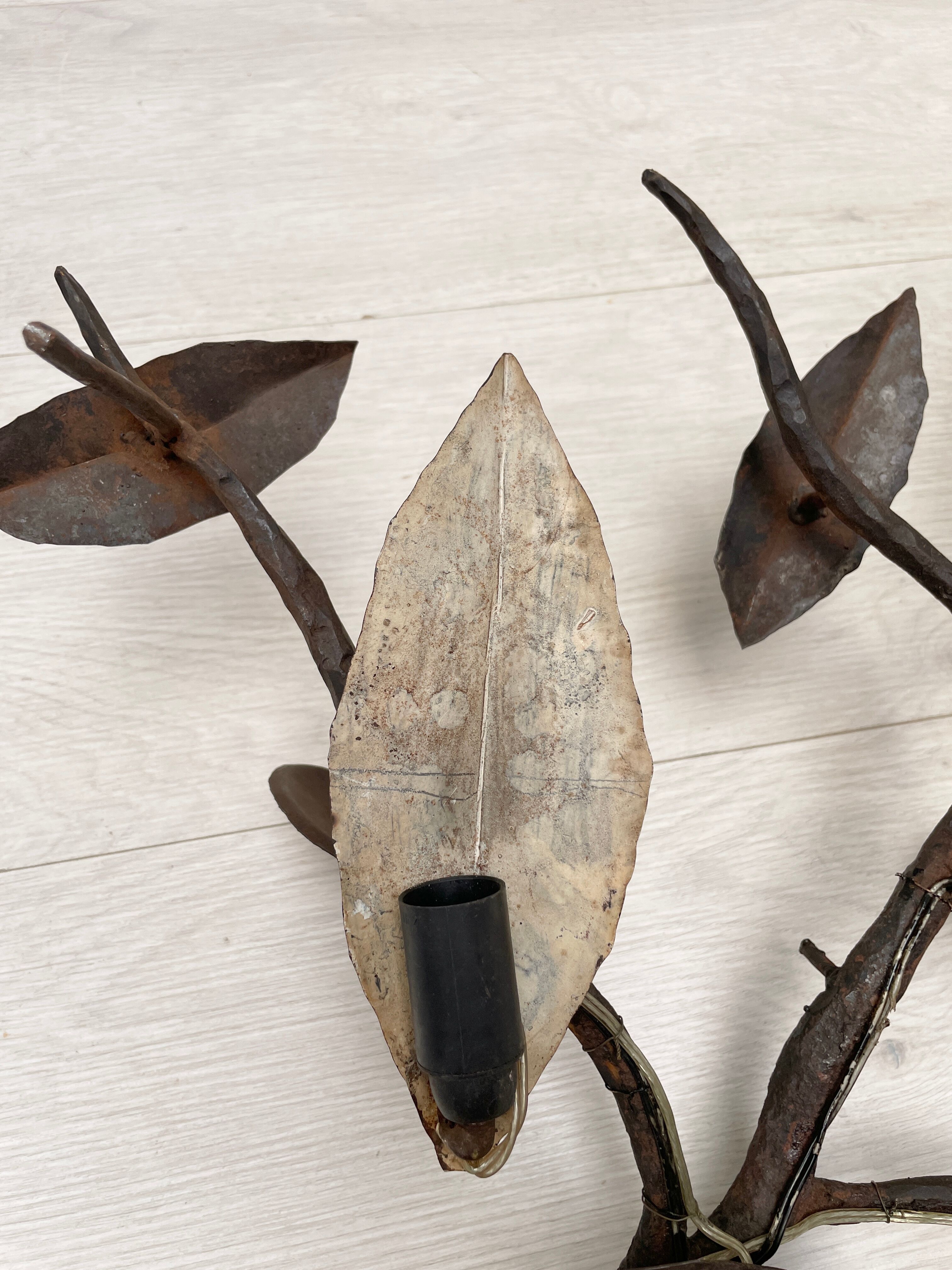 Wall lamp in wrought iron.