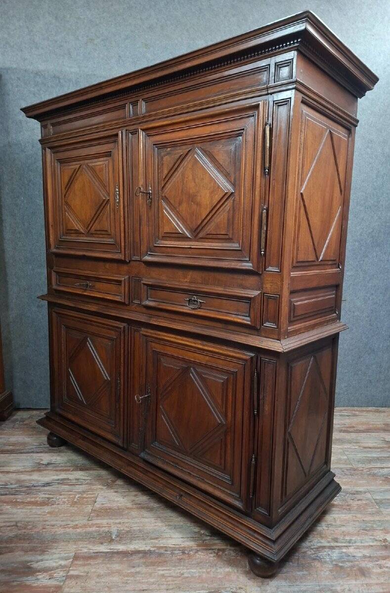 buffet with two bodies in walnut – Work from the Louis XIII period – 17th century