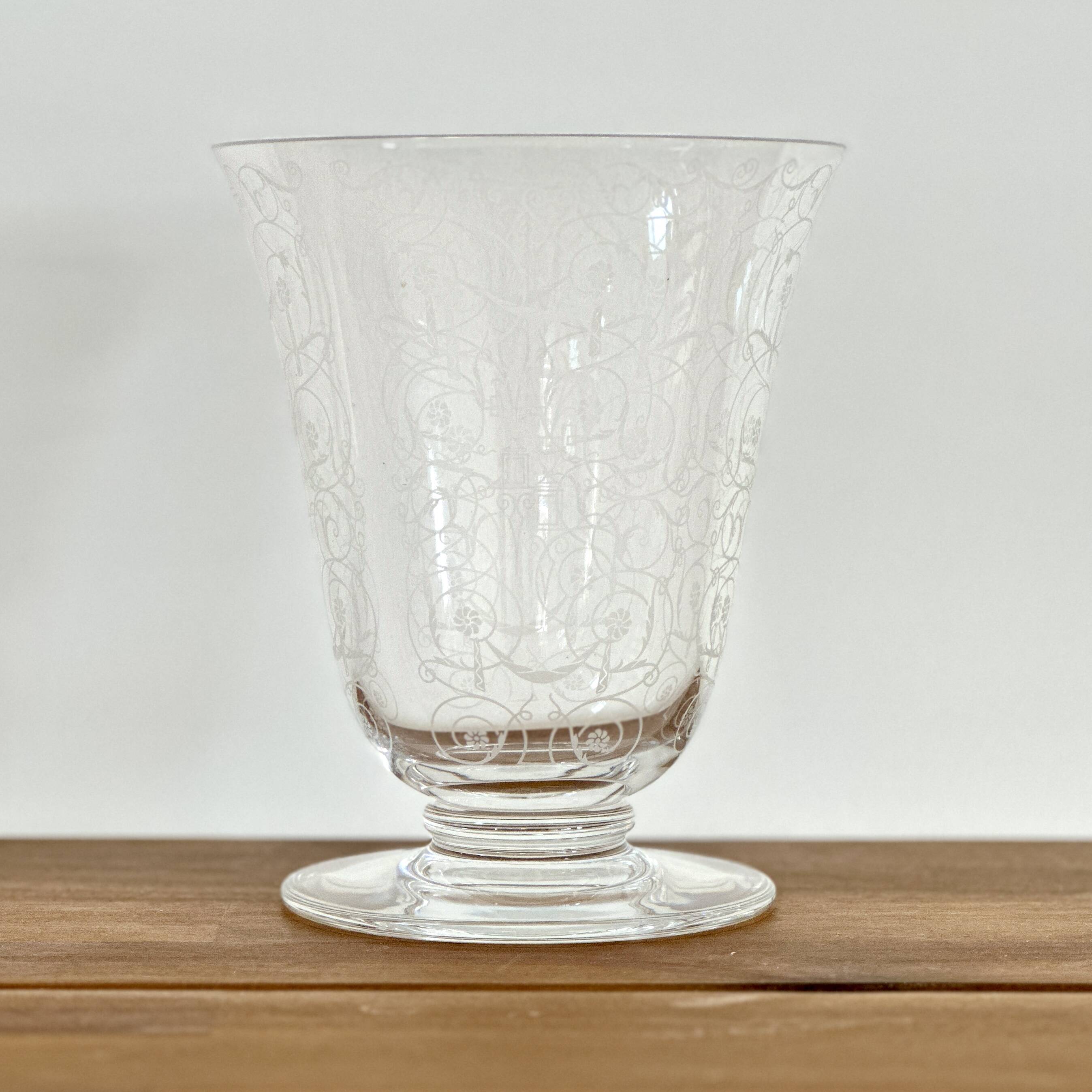 BACCARAT crystal tulip vase with engraved arabesque decoration - Signed