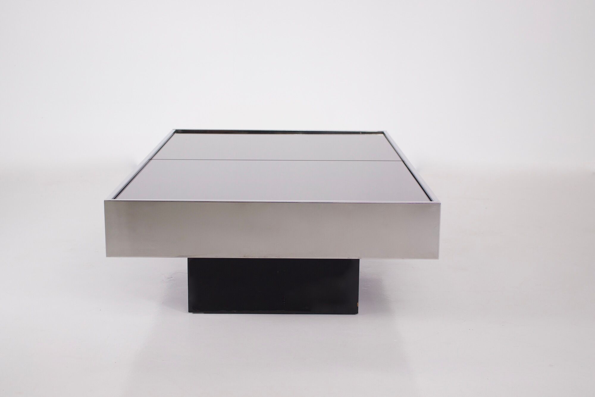 Opening coffee table in bar, Rizzo & Cidue 1970.