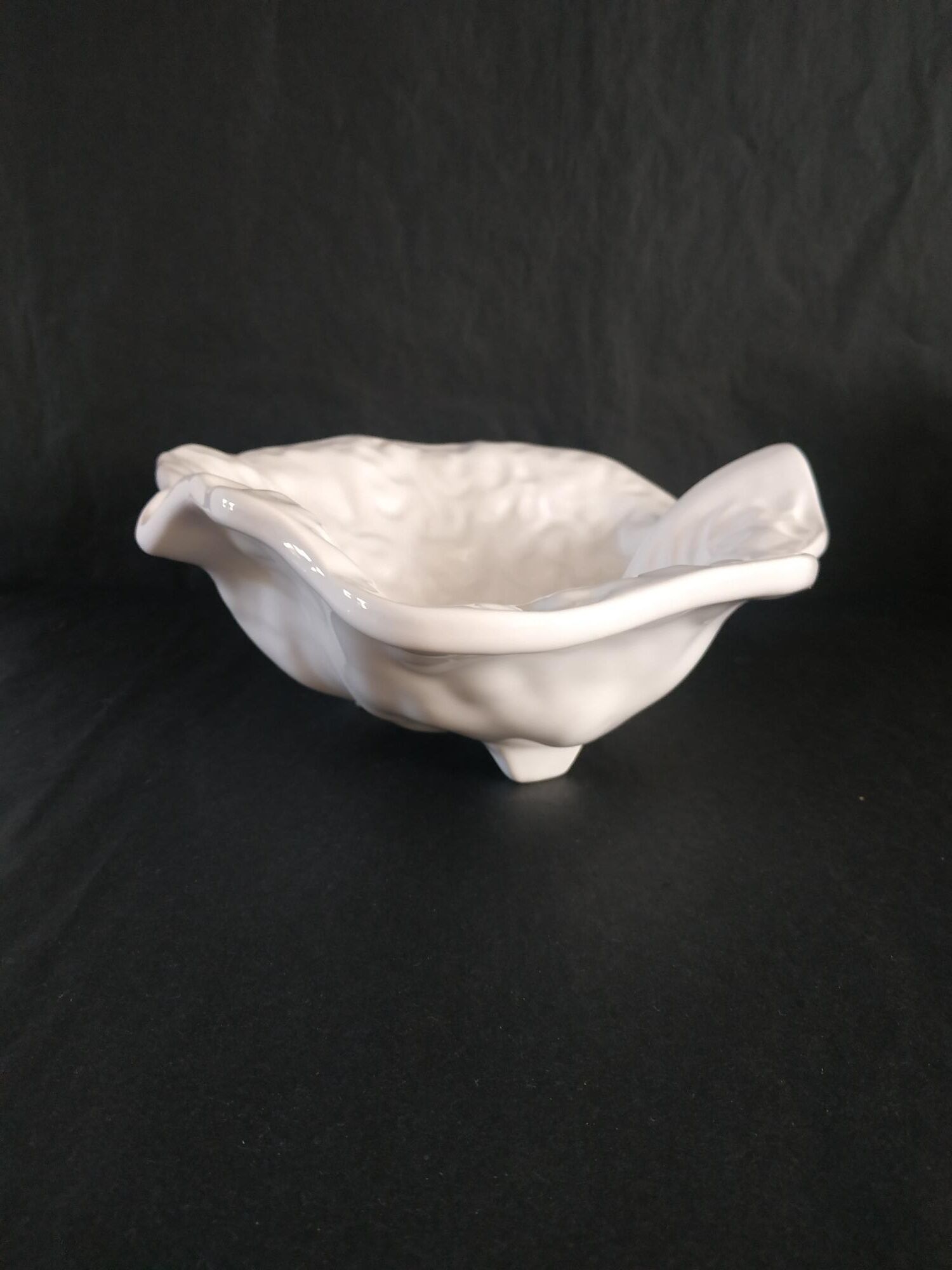 Vintage ceramic cabbage leaf cut