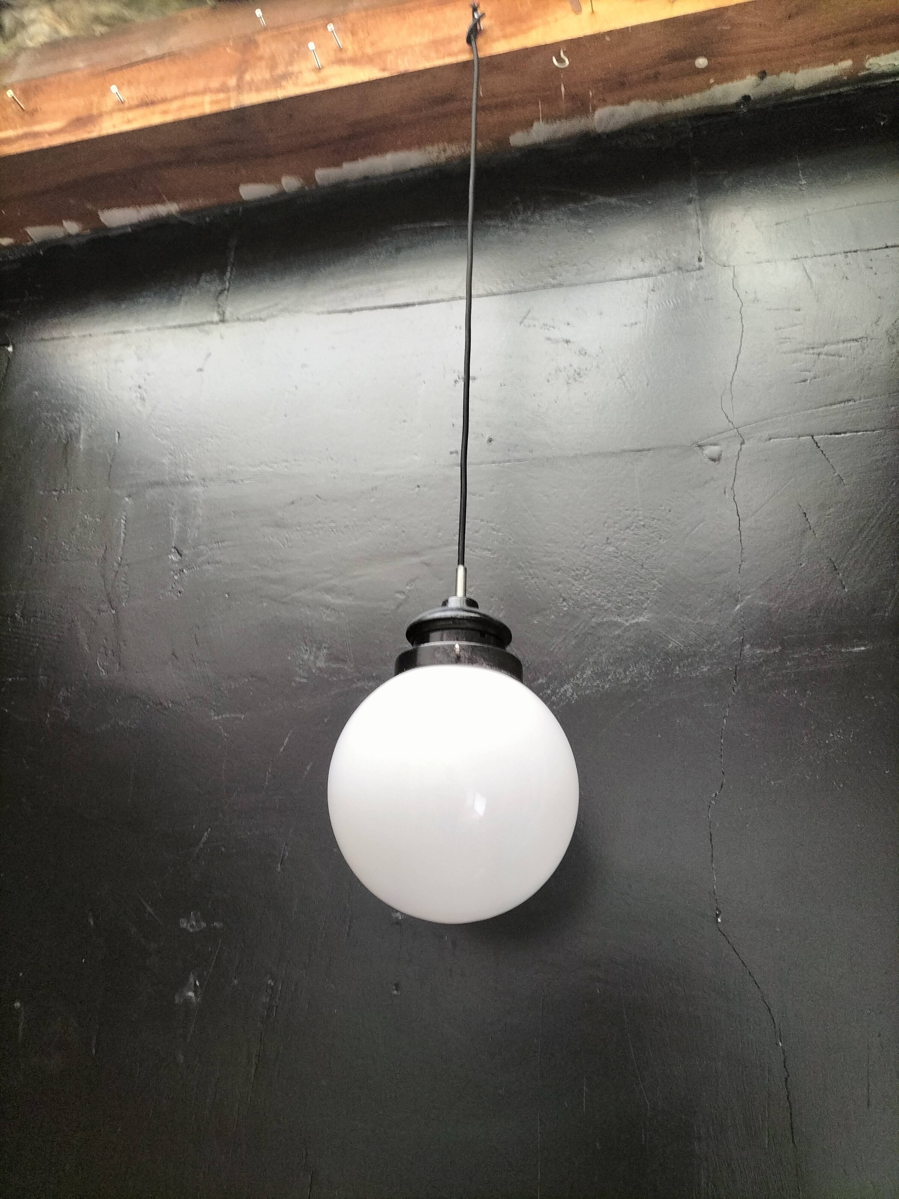 Opaline ball suspension