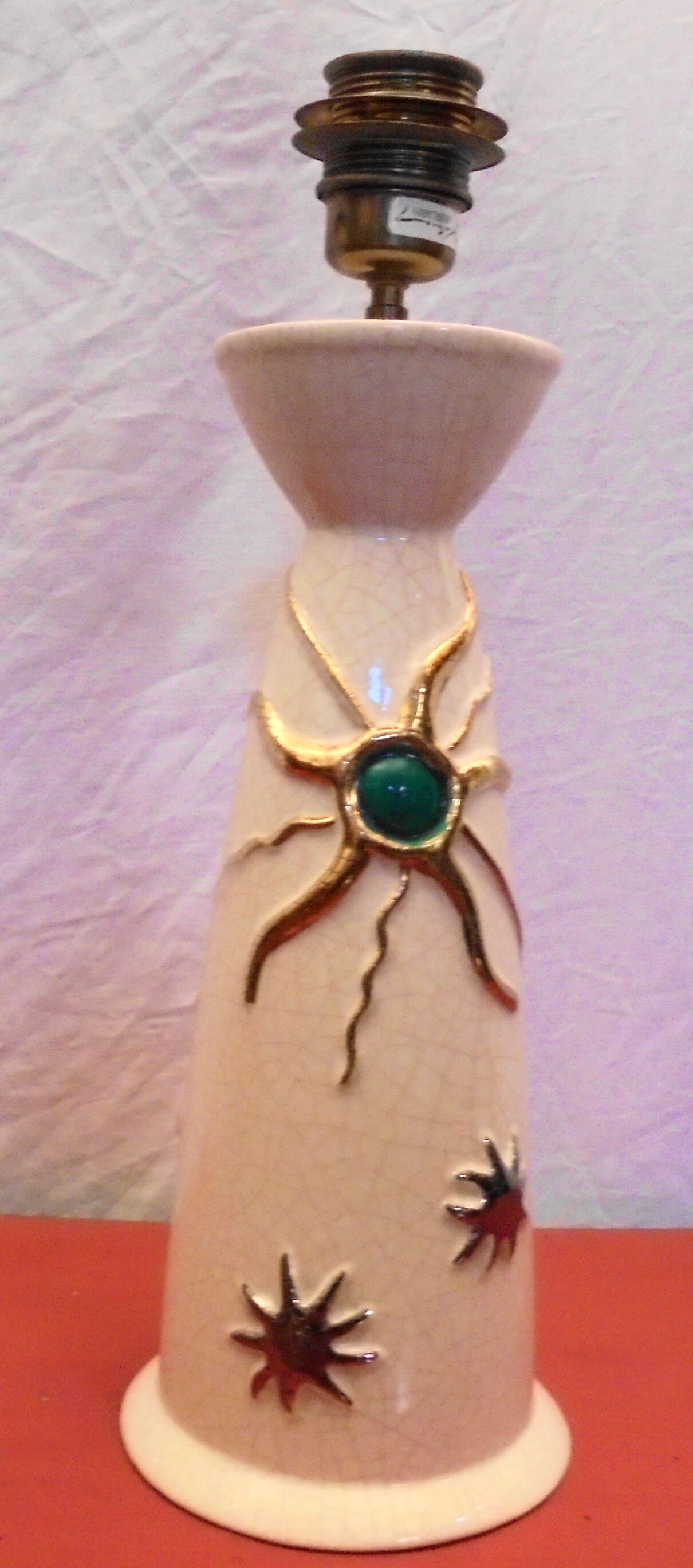 Longwy-designed lamp pose