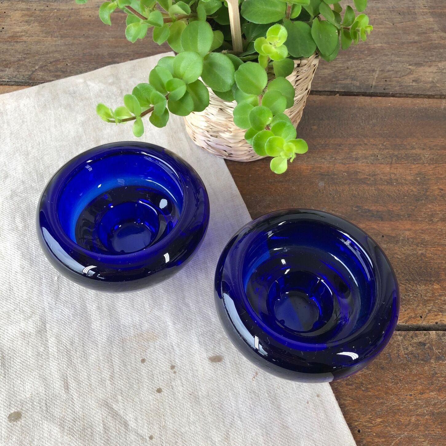 Duo de bougeoirs vintage en verre bleu