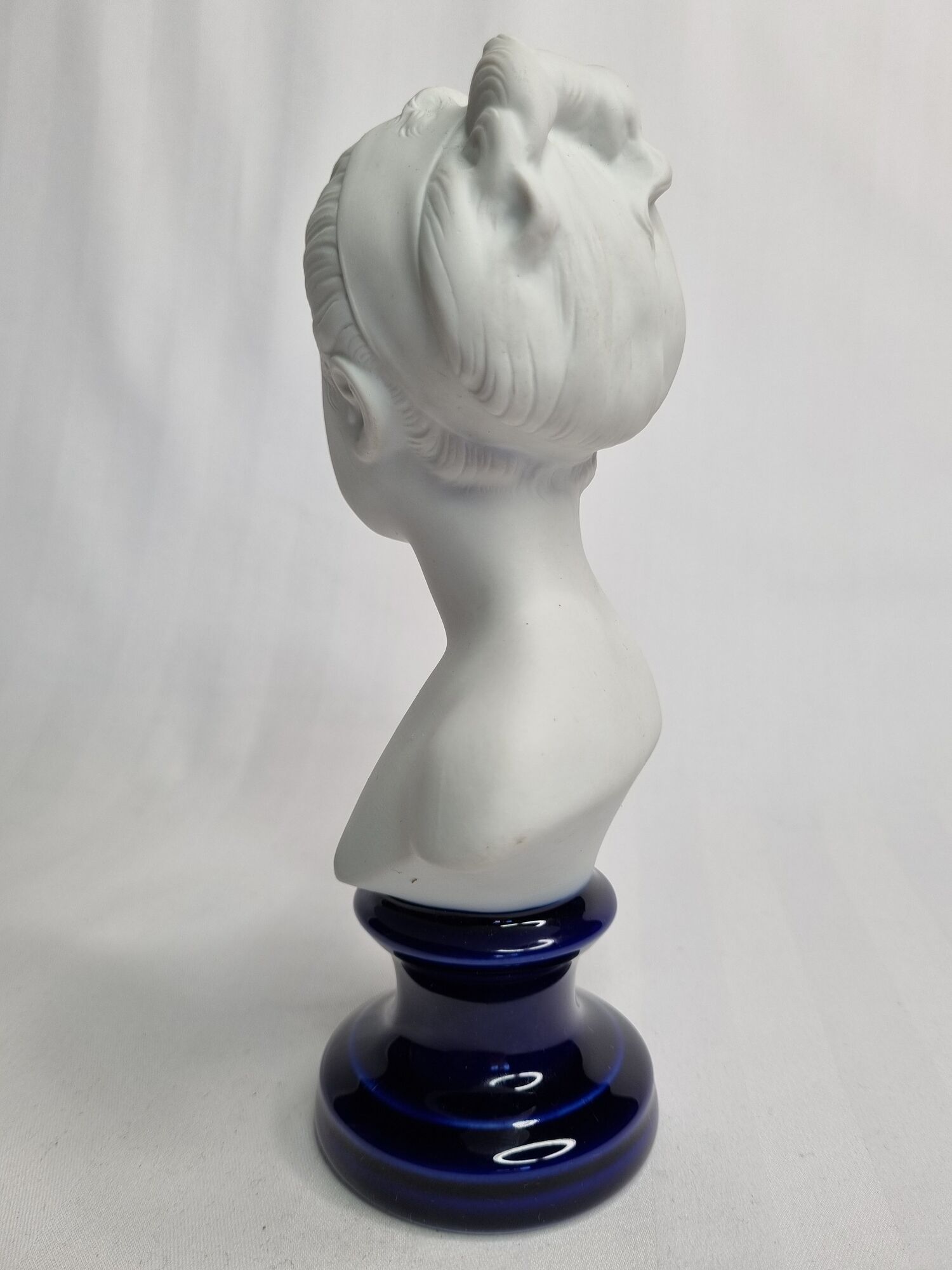 Bust in porcelain biscuit, Louise Brongniart child after Houdon, 20 cm