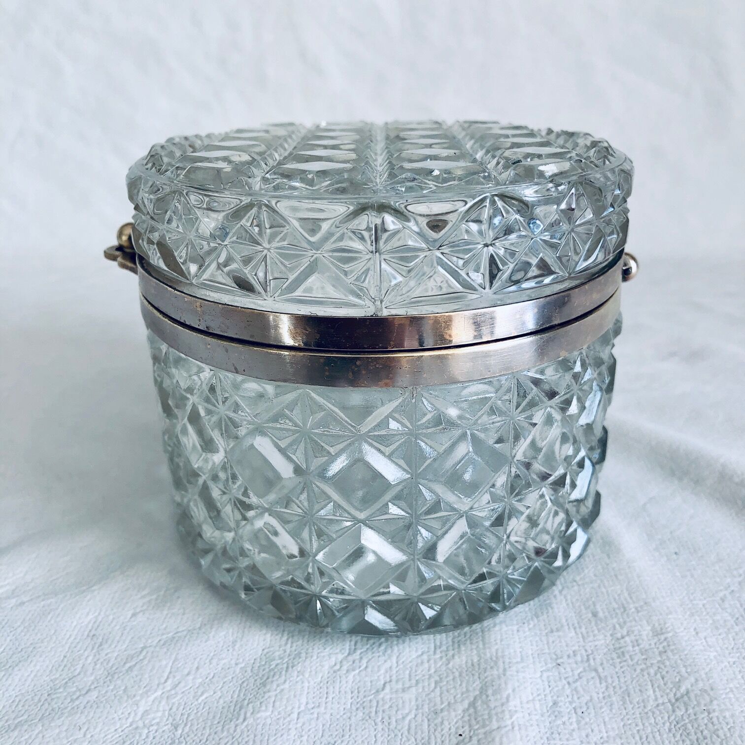 Boite à bijoux en verre taillé et laiton argenté
