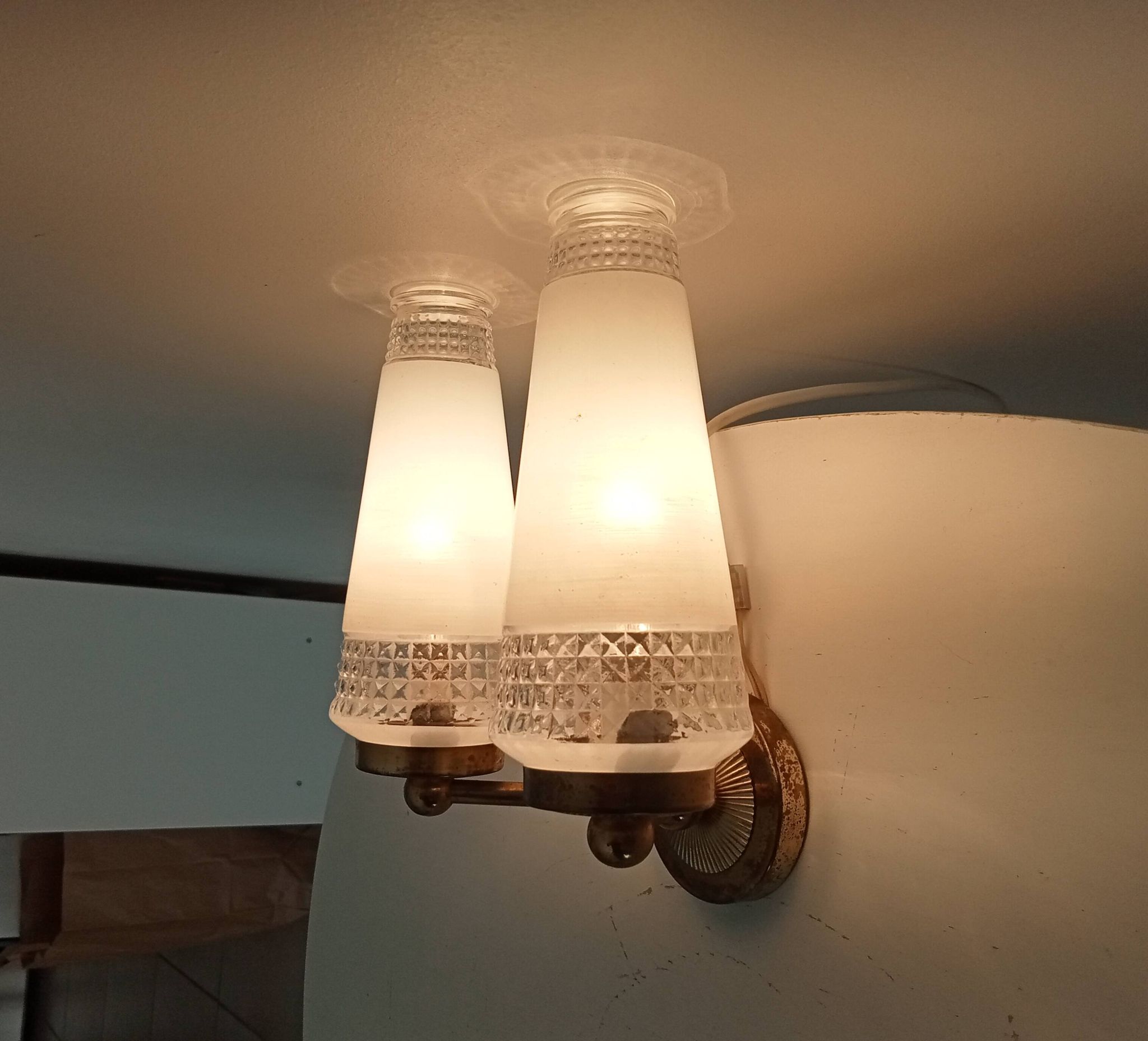 Pair of vintage double-light wall sconces in brass and etched glass from the 60s/70s.