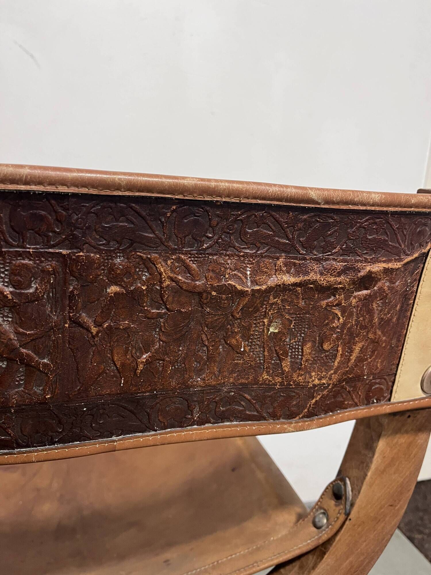 Siège Curule Rare en Bois Sculpté et Cuir Repoussé – Signé P.C. SCAFA Naple