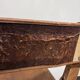 Siège Curule Rare en Bois Sculpté et Cuir Repoussé – Signé P.C. SCAFA Naple