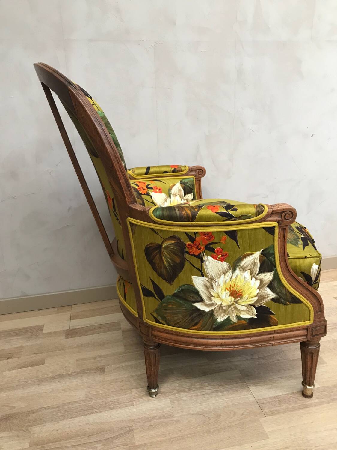 Fauteuil Bergère à coussin de style louis XVI retravaillee