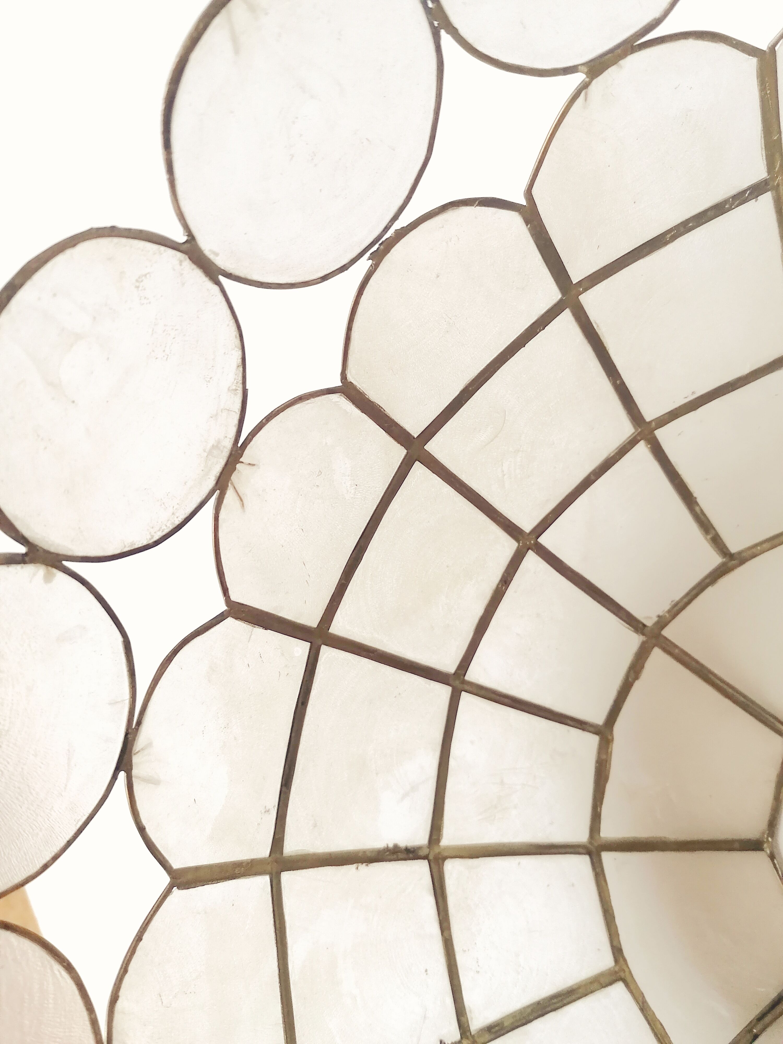 Mother-of-pearl and brass suspension