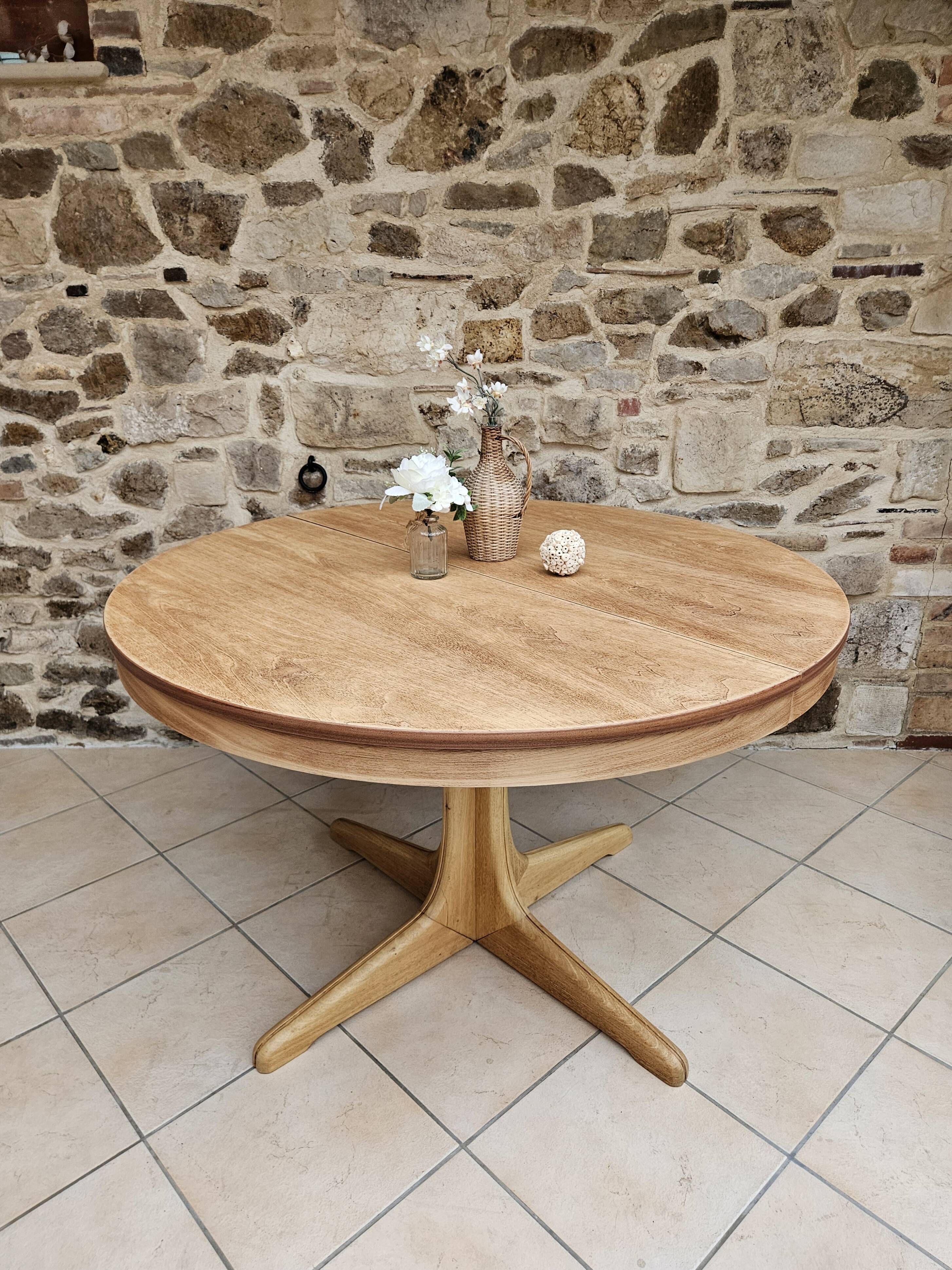 Baumann style round table